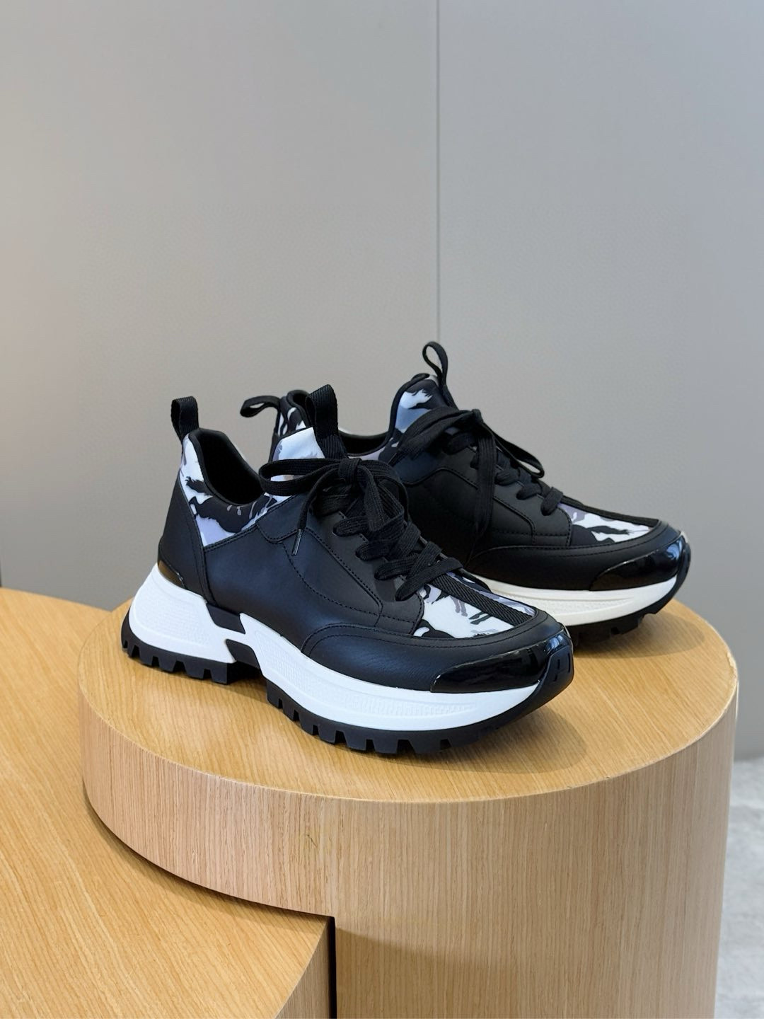 Hermes Sneaker – HRMS1060