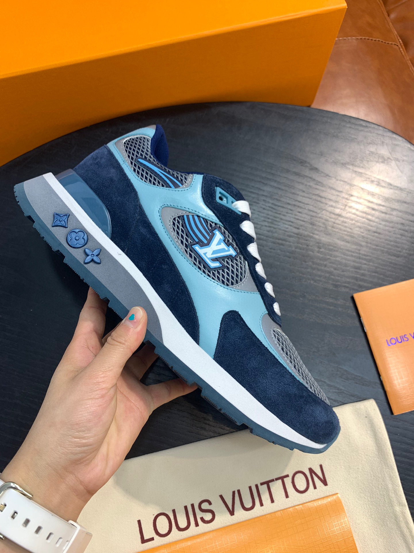 Louis Vuitton Sneaker – LSVT1198