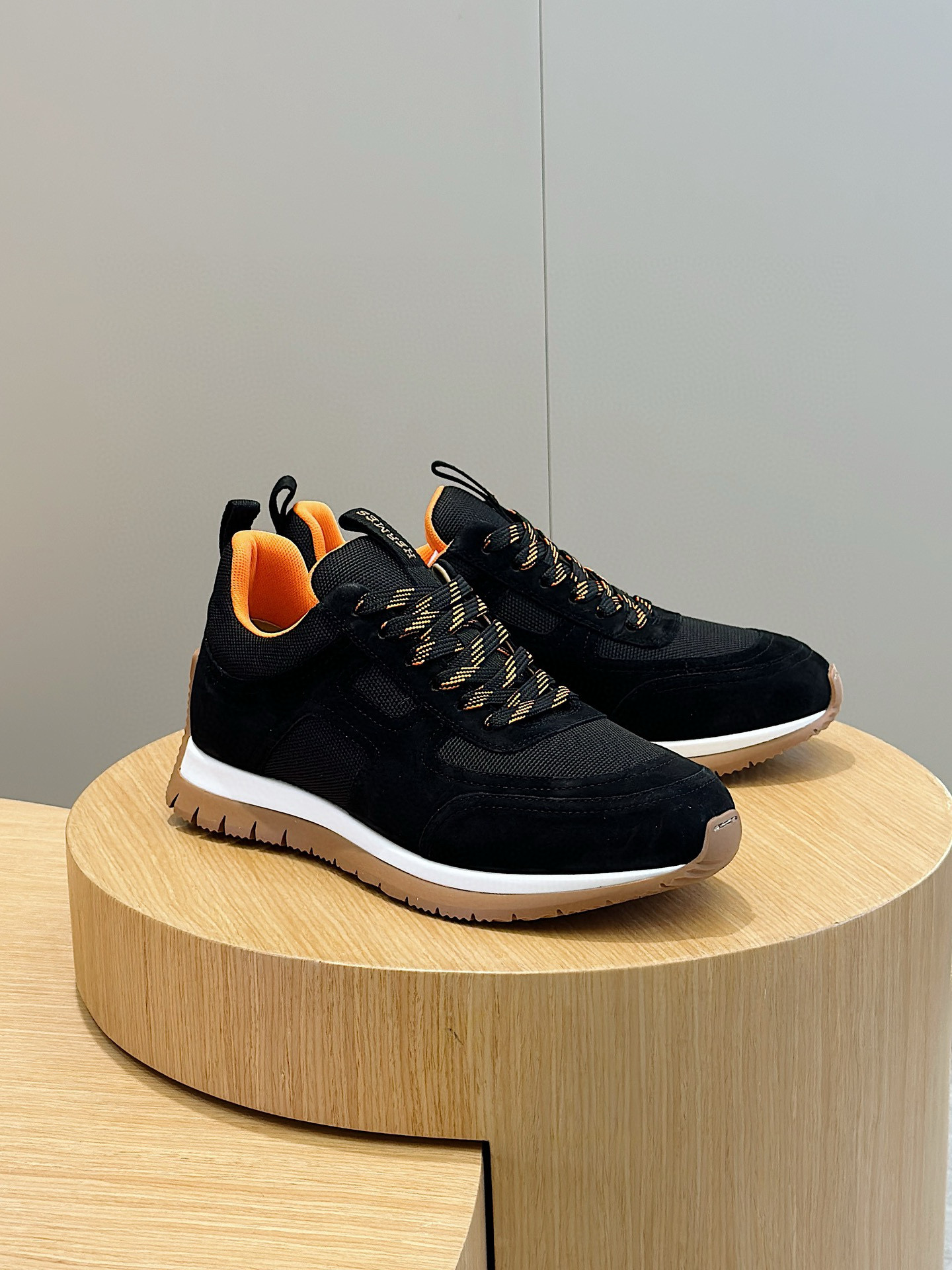 Hermes Sneaker – HRMS1053