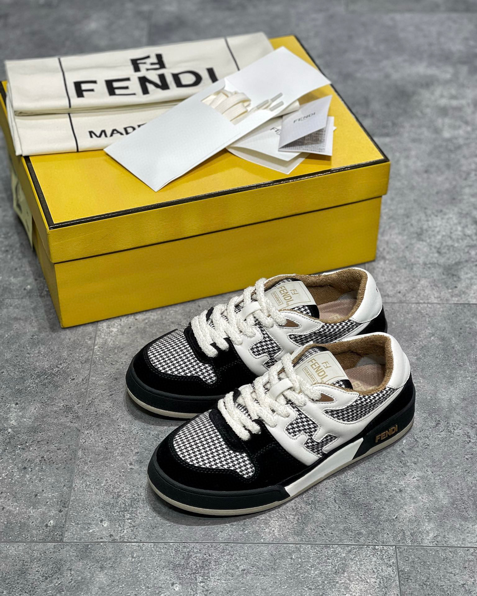 Fendi Sneaker – FEND1062