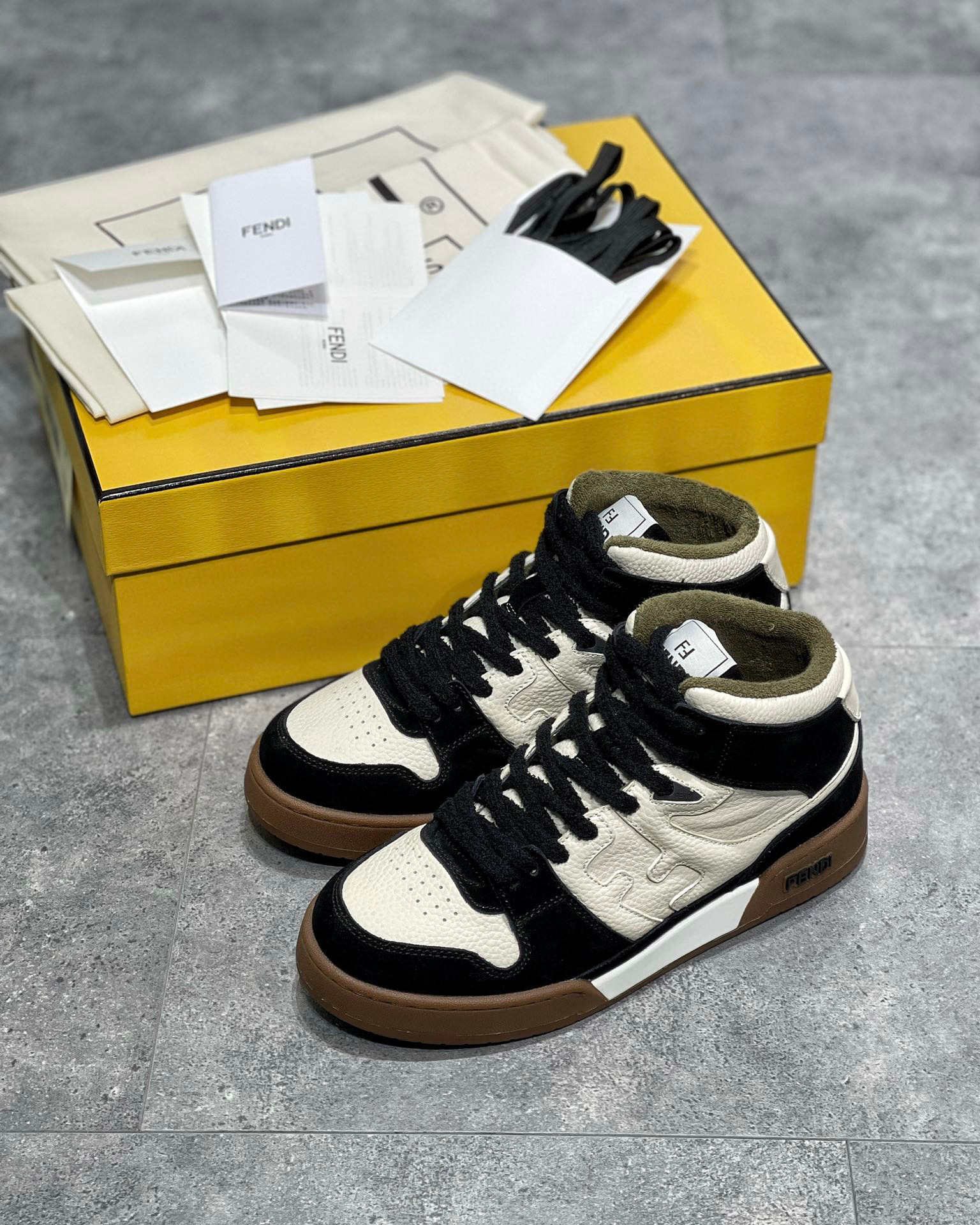 Fendi Sneaker – FEND1072