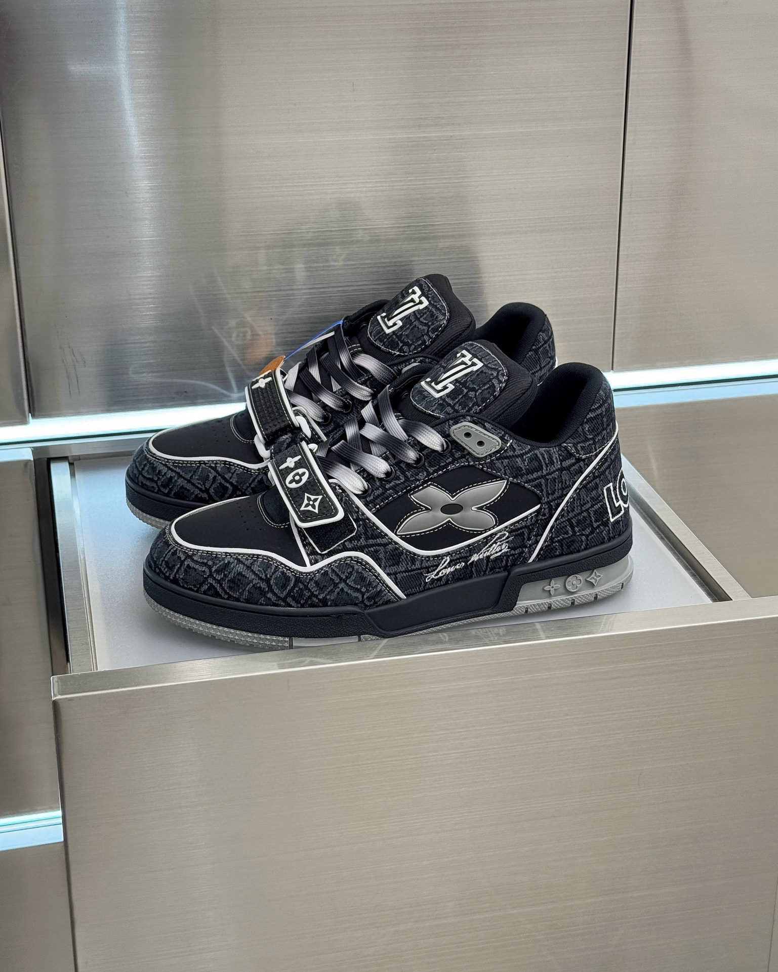 Louis Vuitton Sneaker – LSVT1431
