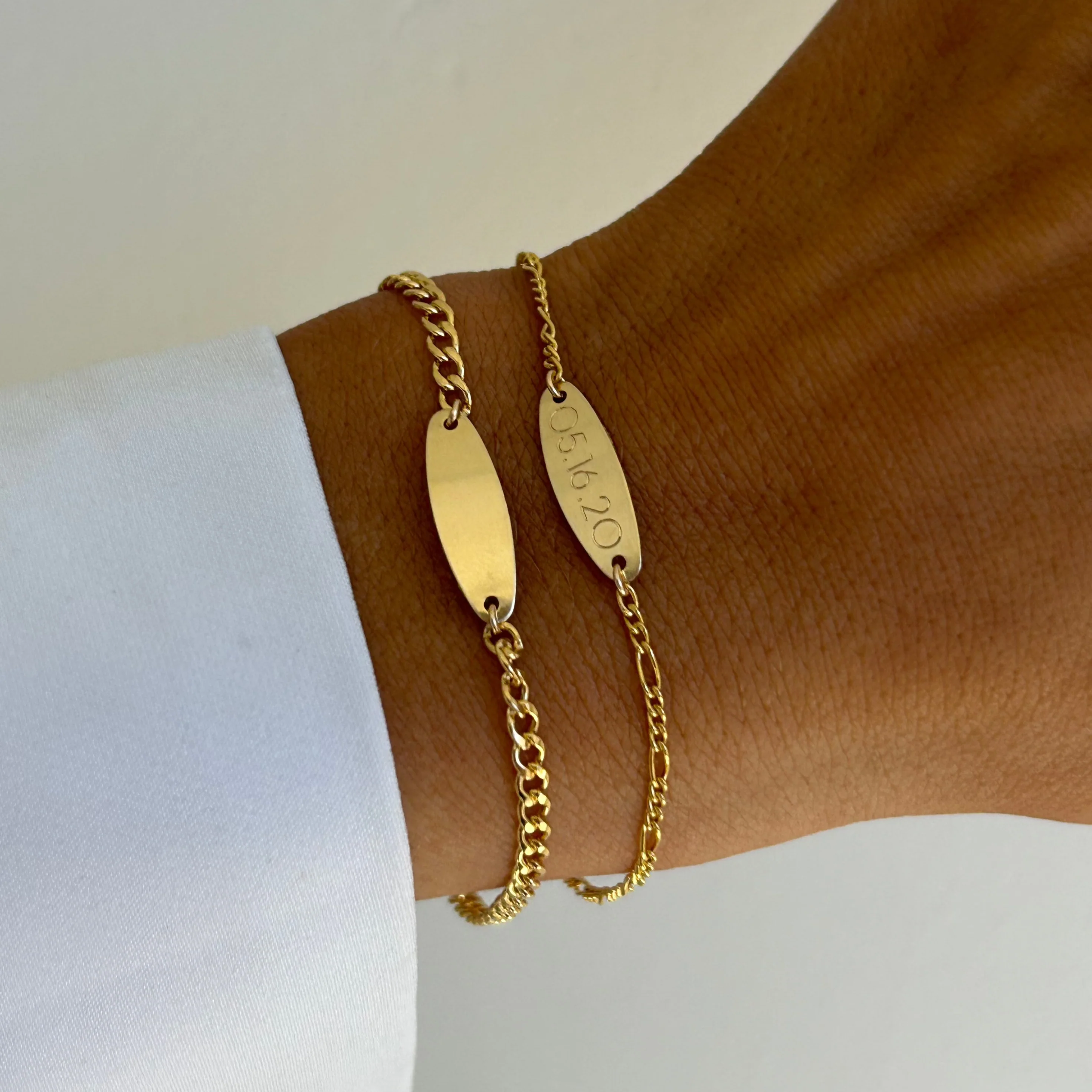 Gold Engraved Round Nameplate Bracelet
