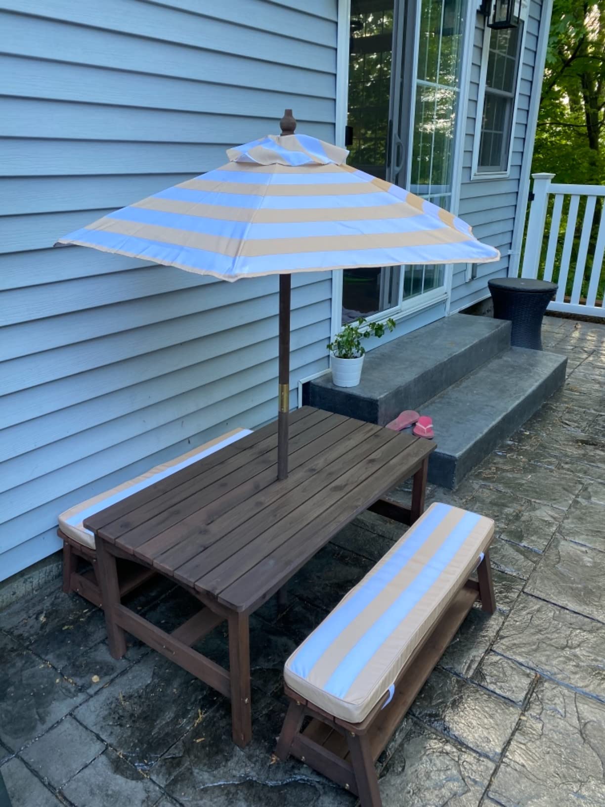 【Furniture】Outdoor Wooden Table & Bench Set with Cushions and Umbrella, Kids Backyard Furniture