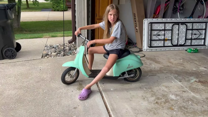 【Sports&Outdoors】Miniature Euro 24V Electric Kids Ride On Retro Scooter, Speeds up to 15 MPH with 10 Mile Range