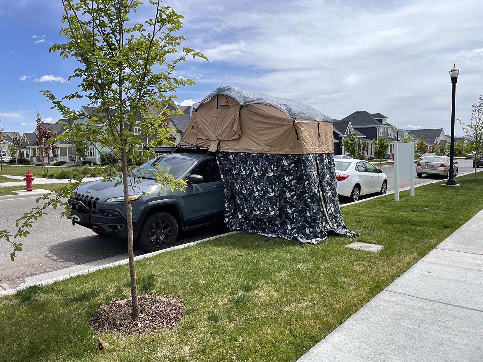 【Sports&Outdoors】2-3 Person Sunroof Rooftop Tent with Skyline Rainfly and Ladder