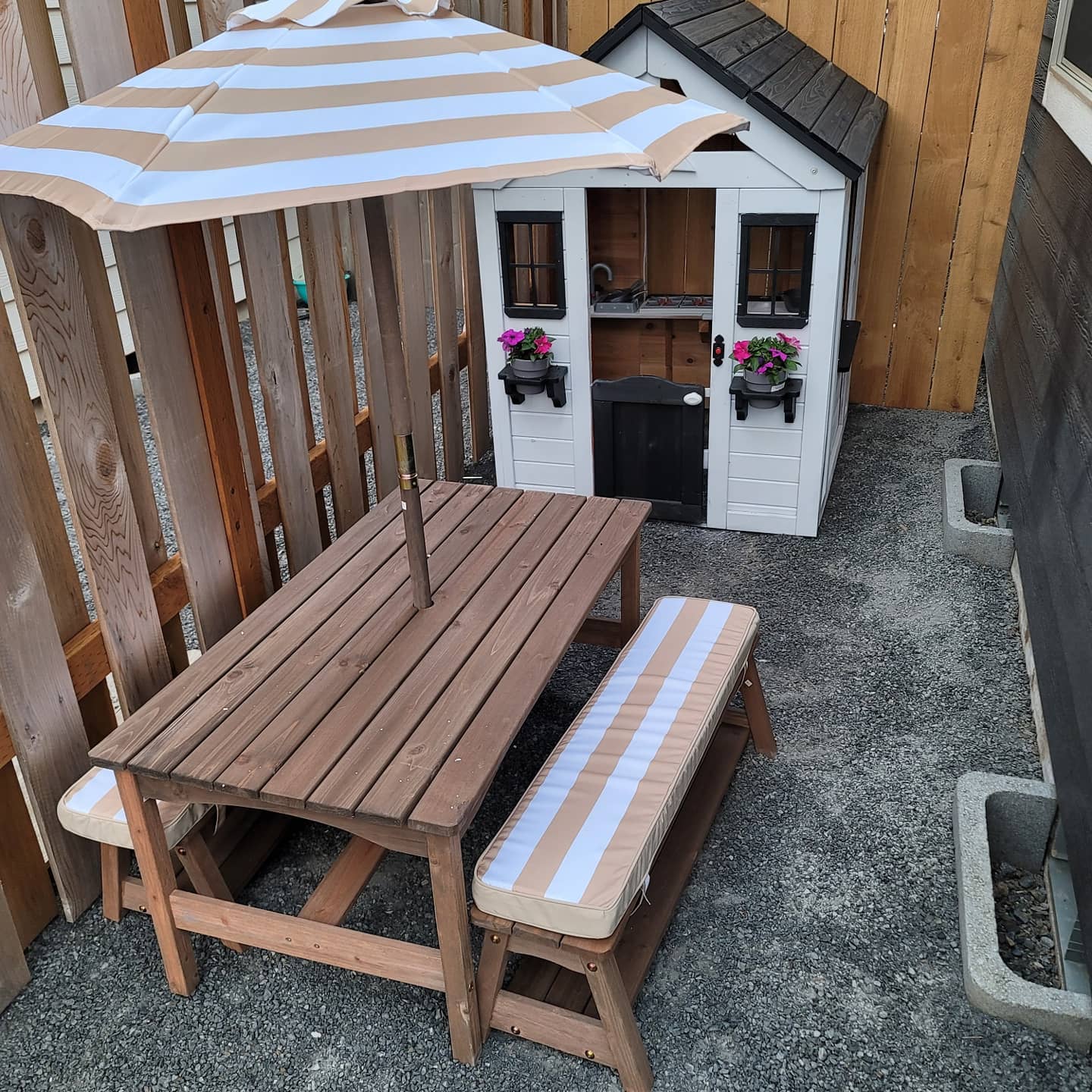 【Furniture】Outdoor Wooden Table & Bench Set with Cushions and Umbrella, Kids Backyard Furniture