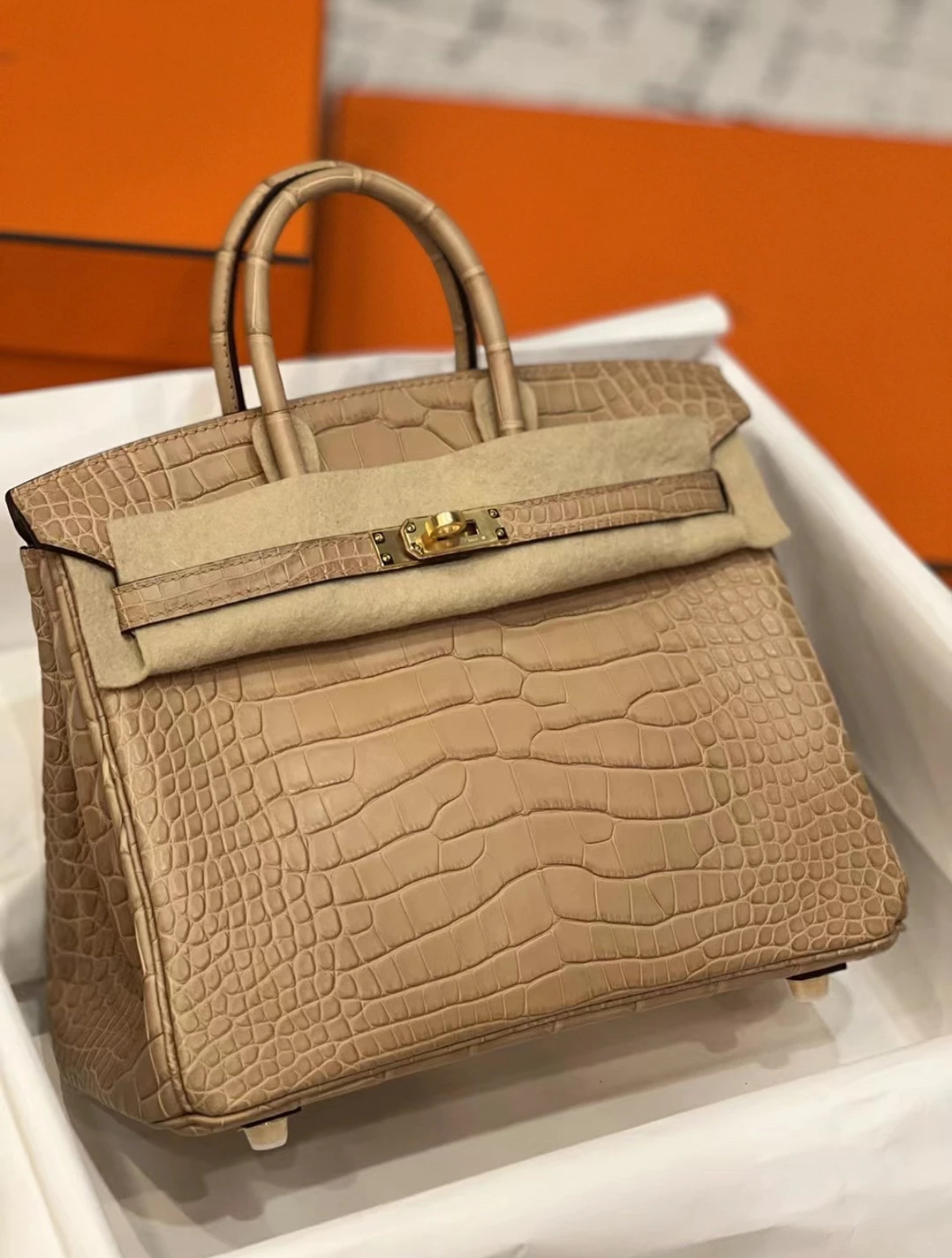 Birkin 25-30 tea-colored gold buckle, matte crocodile leather lining