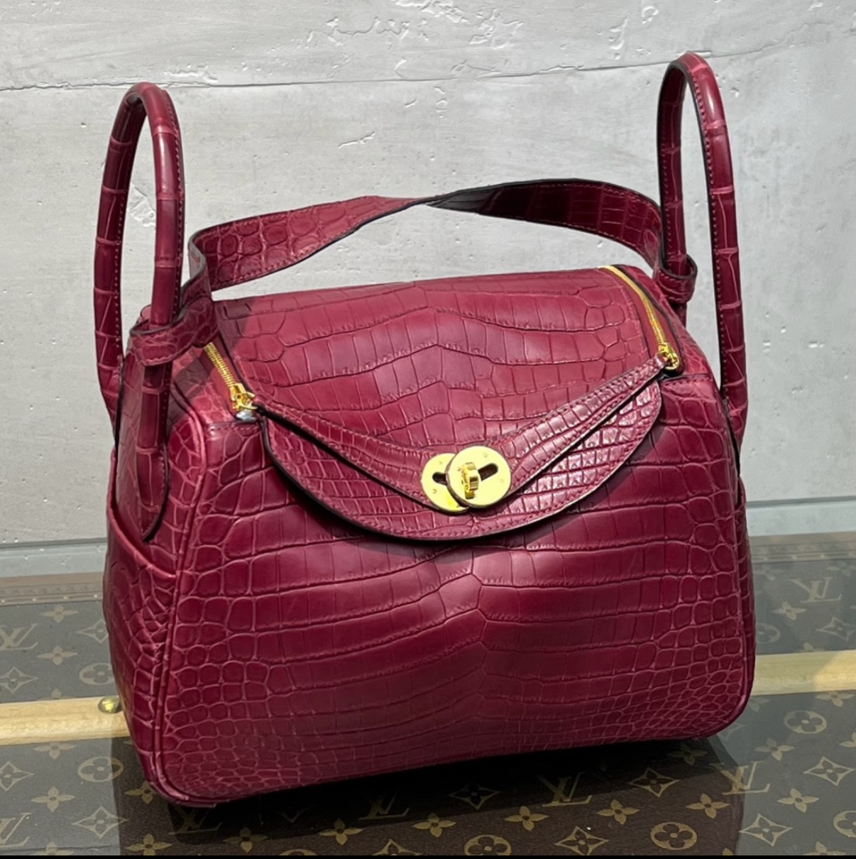 Lindy 26 pomegranate red gold buckle