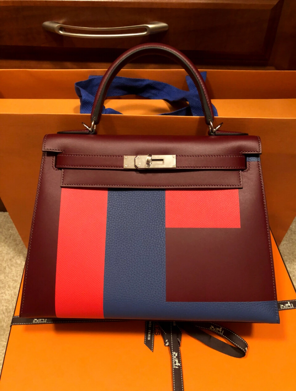 Kelly 28-32 Letter Bag 