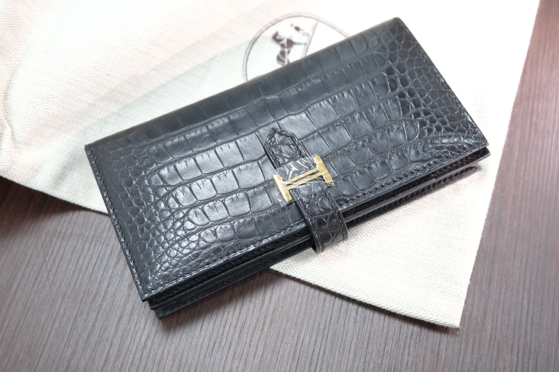 Black matte crocodile leather wallet gold clasp. Limited-time special offer, in stock.