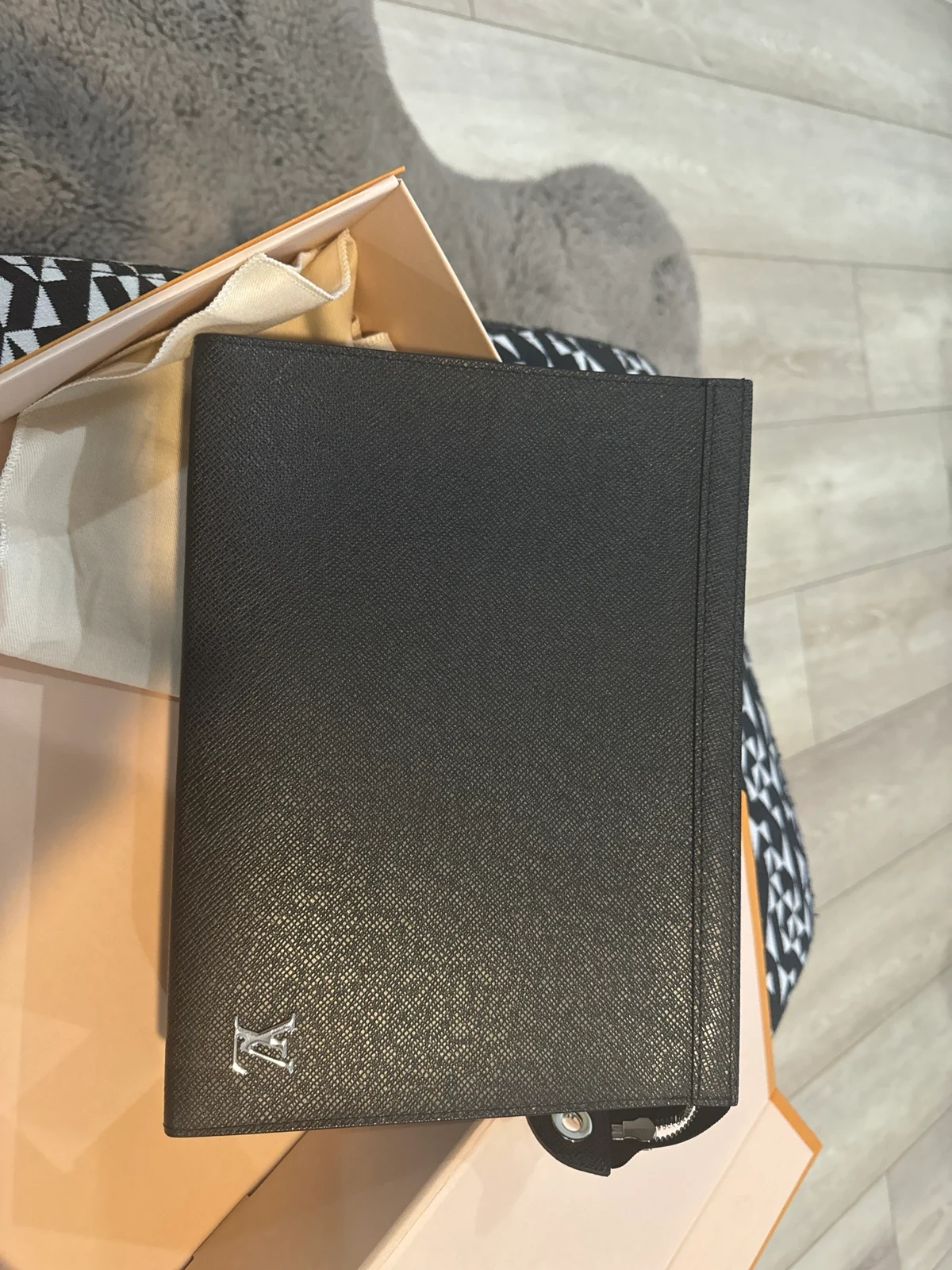 LOUIS VUITTON VOYAGE MM TAIGA LEATHER CLUTCH