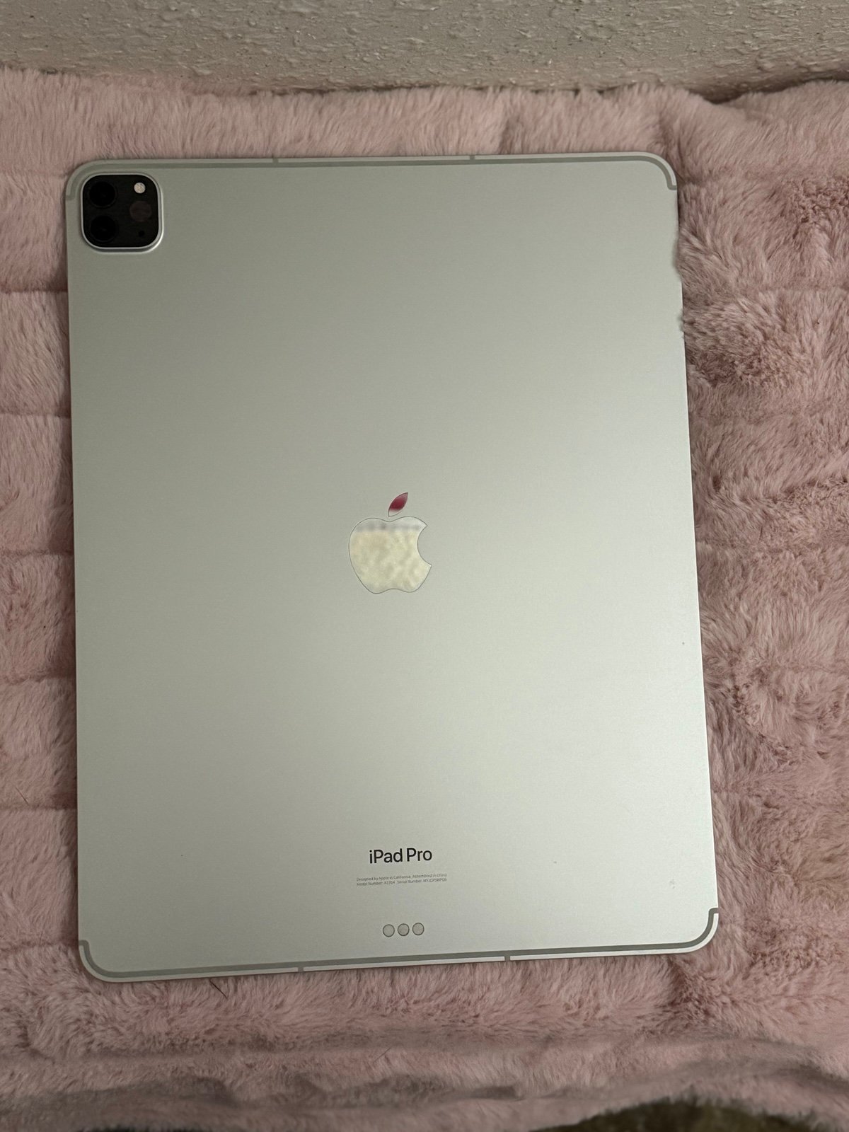 iPad Pro 12.9” (6th Gen) - Great Condition + Keyboard 6M66