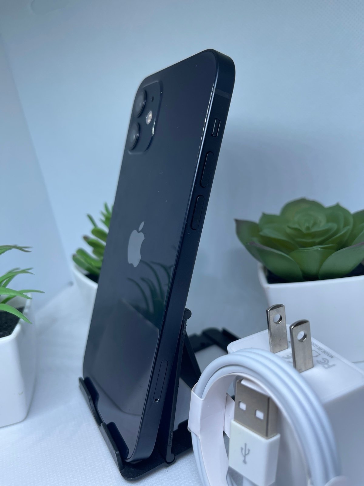 Apple iPhone 12 64 GB in Black Unlocked Mint Condition Any Carrier Any Country 2E59