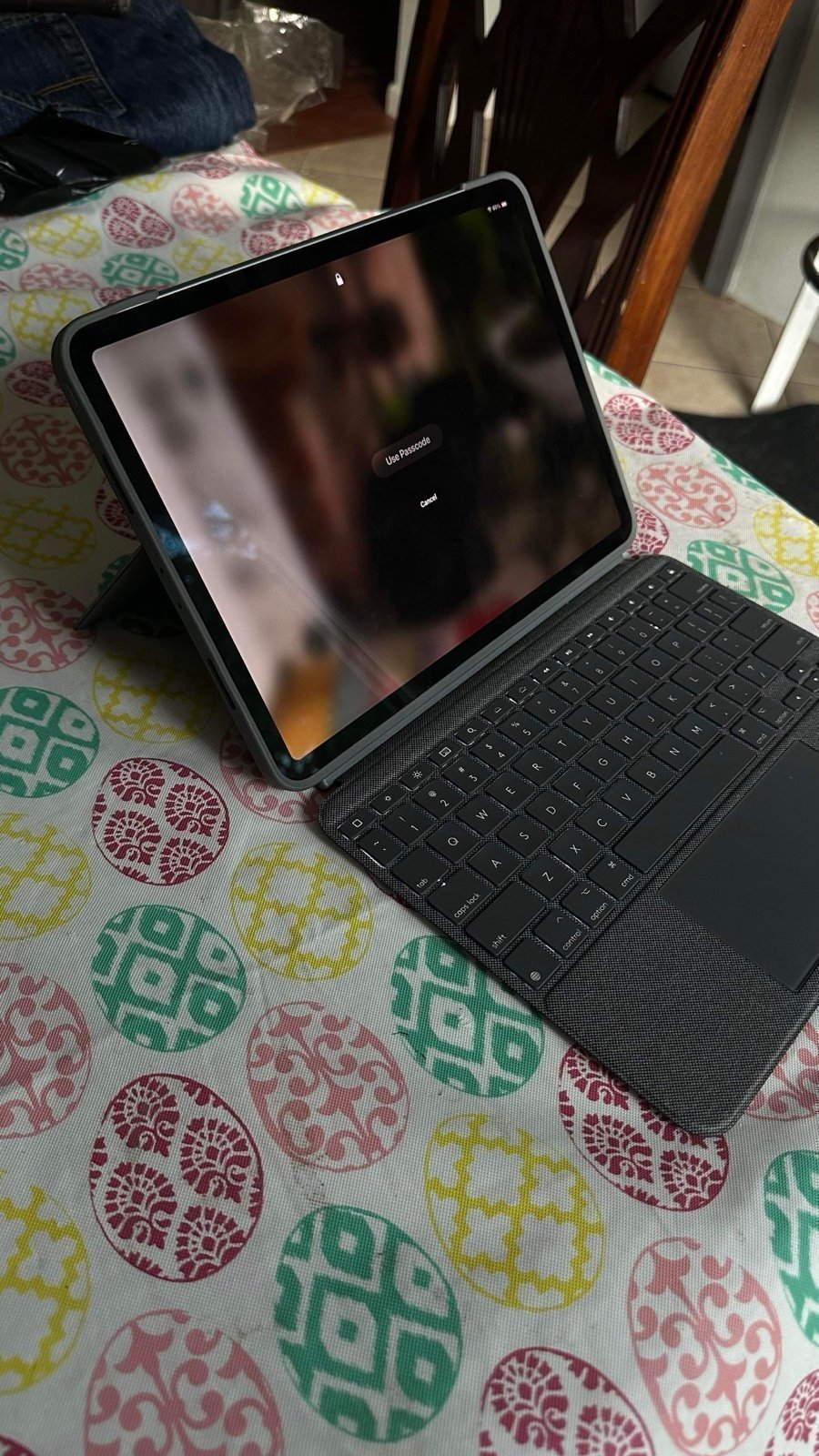 Apple iPad Pro 4th Generation M2 128 GB Silver Cellular w/ Logitech kb case 2P79