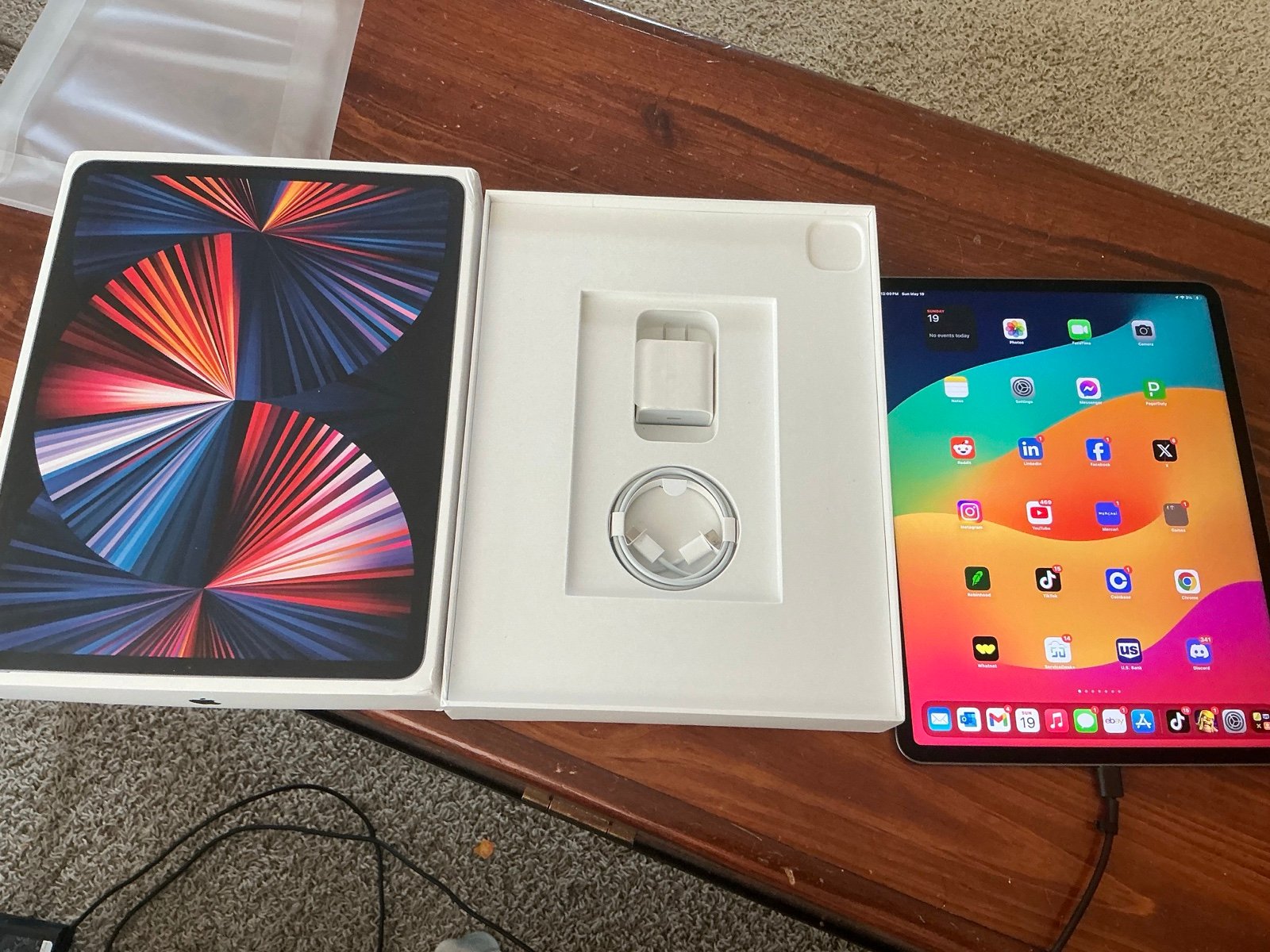 Apple iPad Pro 12.9” WIFI (5th Generation) 256GB w/Case and Original Box 3W26