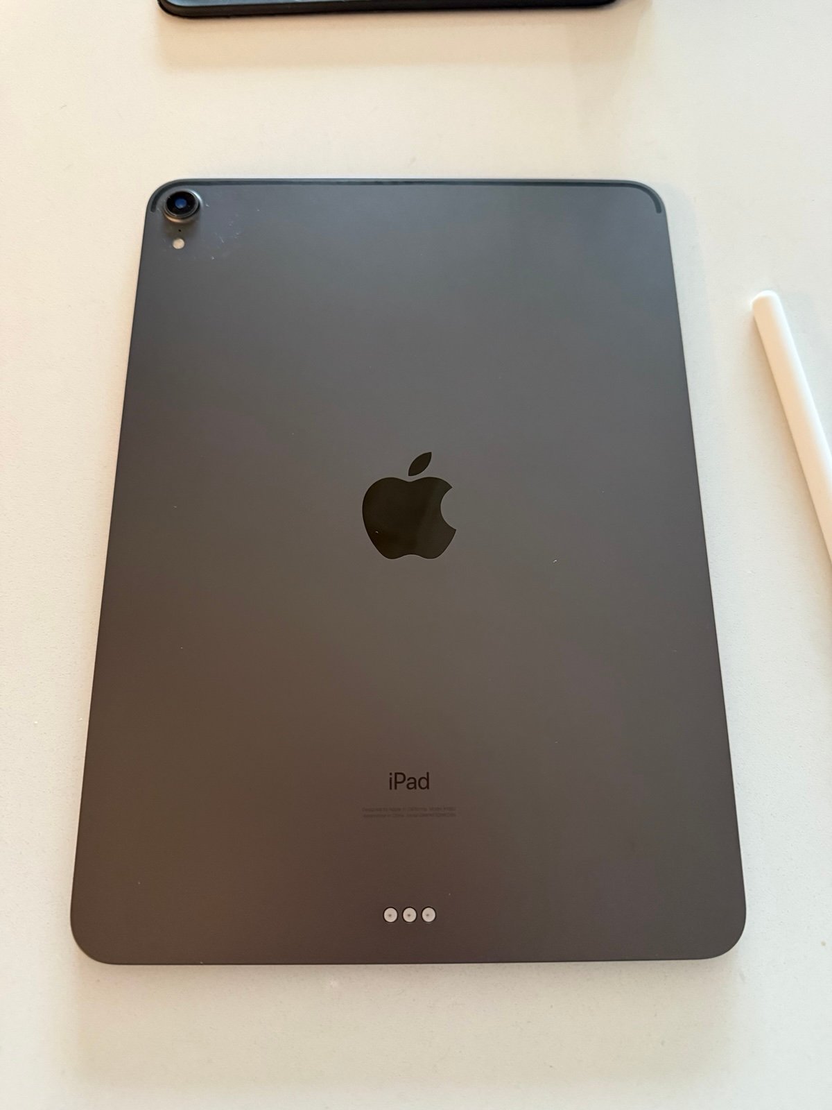 iPad Pro 11” inch 512GB like new with magic keyboard with Apple Pencil MTXT2LL/A 5K67