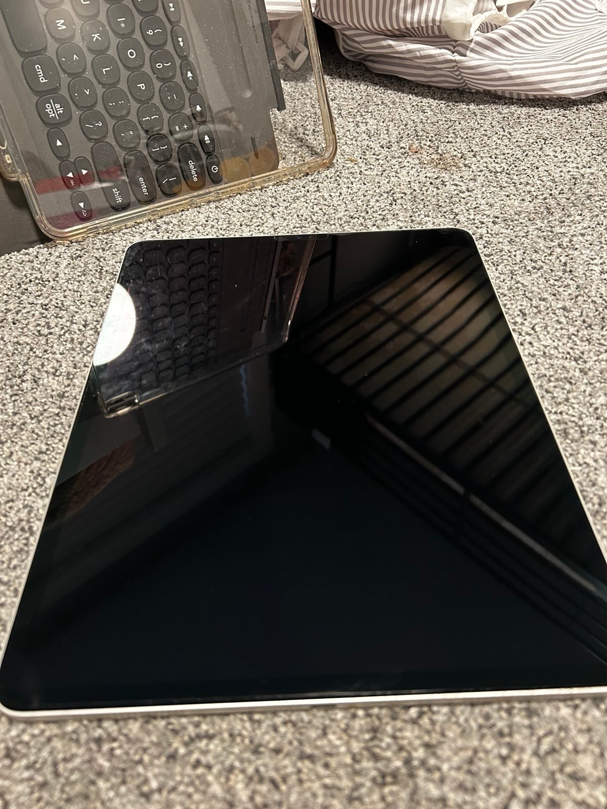 iPad Pro 3rd Gen 12.9 IN *PERFECT CONDITION * 6J19