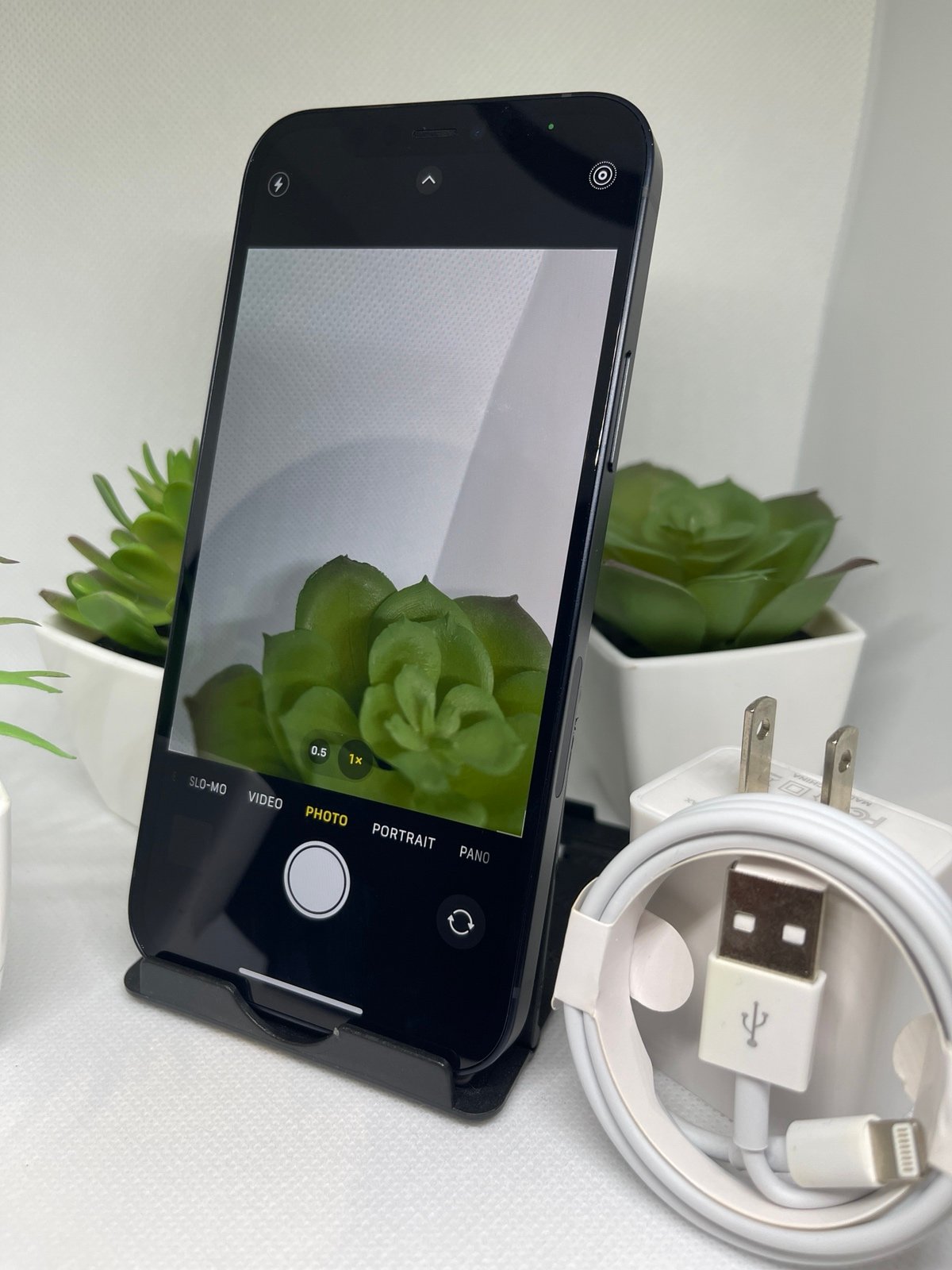 Apple iPhone 12 64 GB in Black Unlocked Mint Condition Any Carrier Any Country 2E59