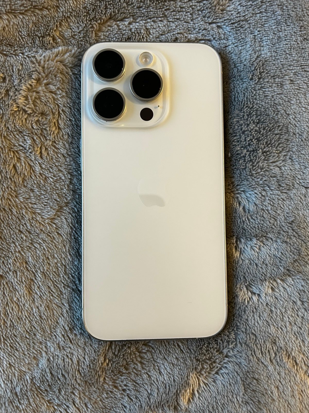 iPhone 15 pro 128gb white 5D12