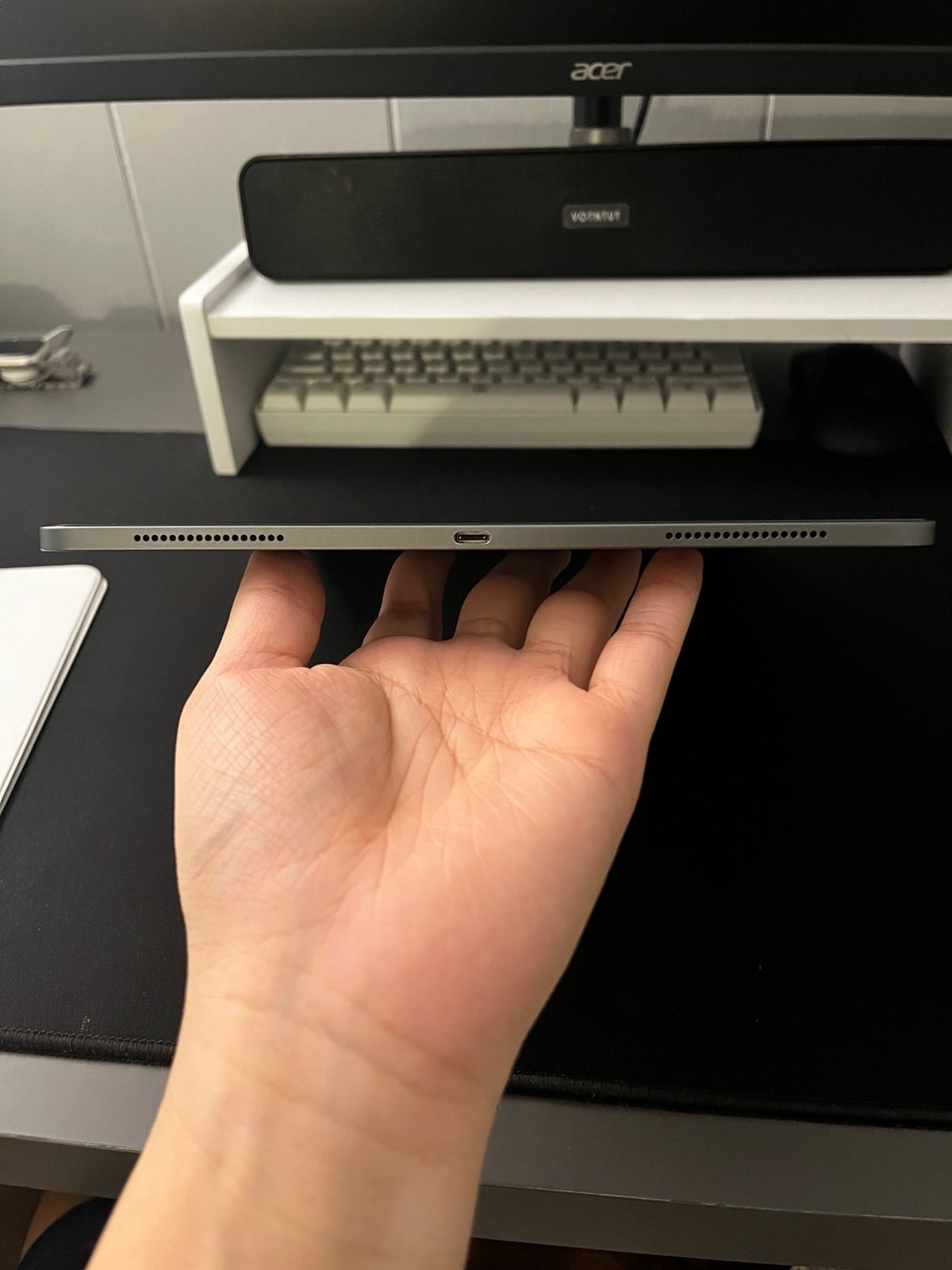 Apple iPad Pro 3rd Generation 12.9” 64GB with folio case 7V81