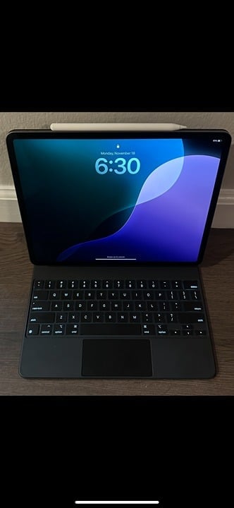 Apple iPad Pro Bundle 7J52