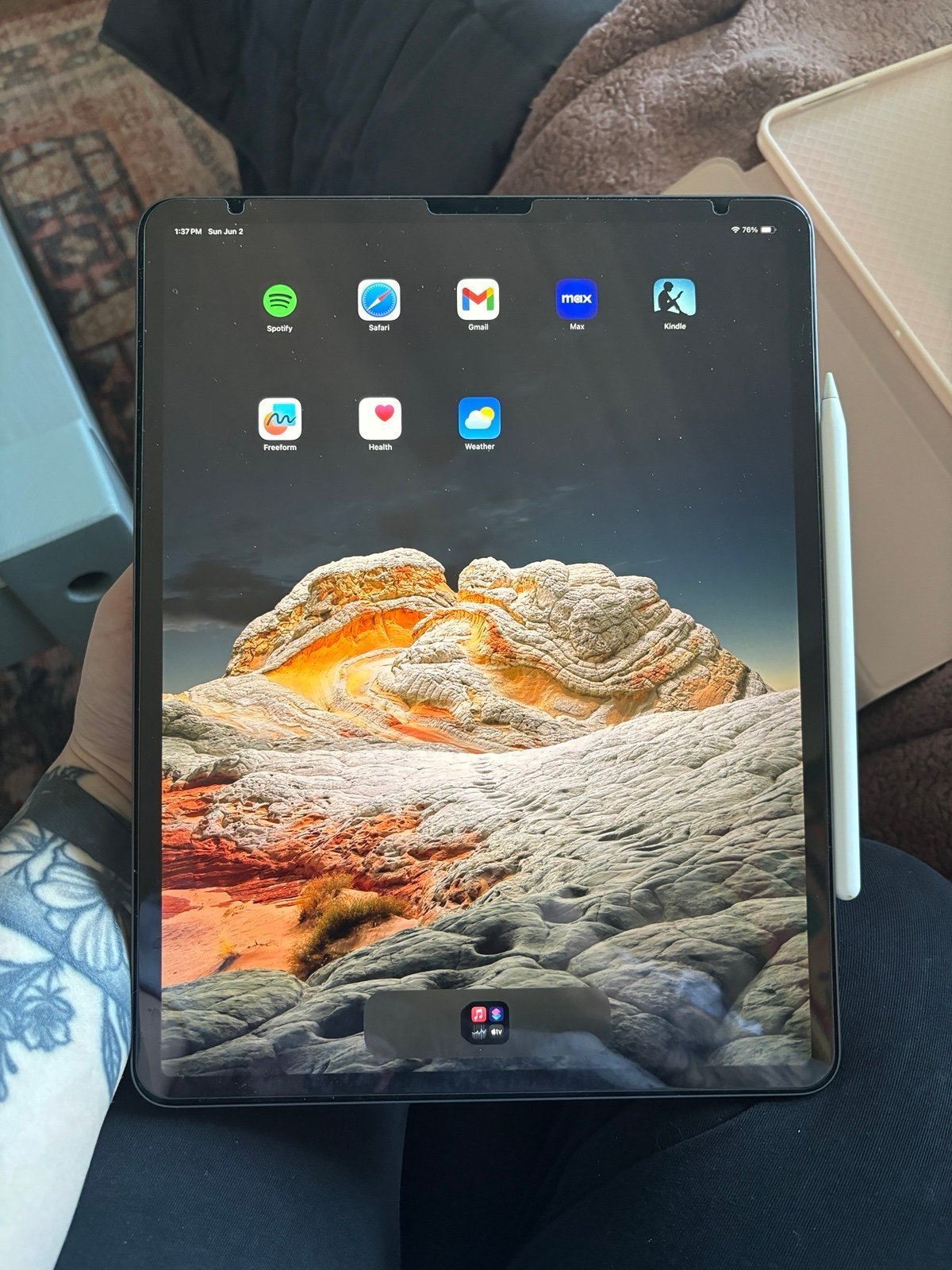 Apple iPad Pro 4th Generation W/Keyboard + Pen 3N37