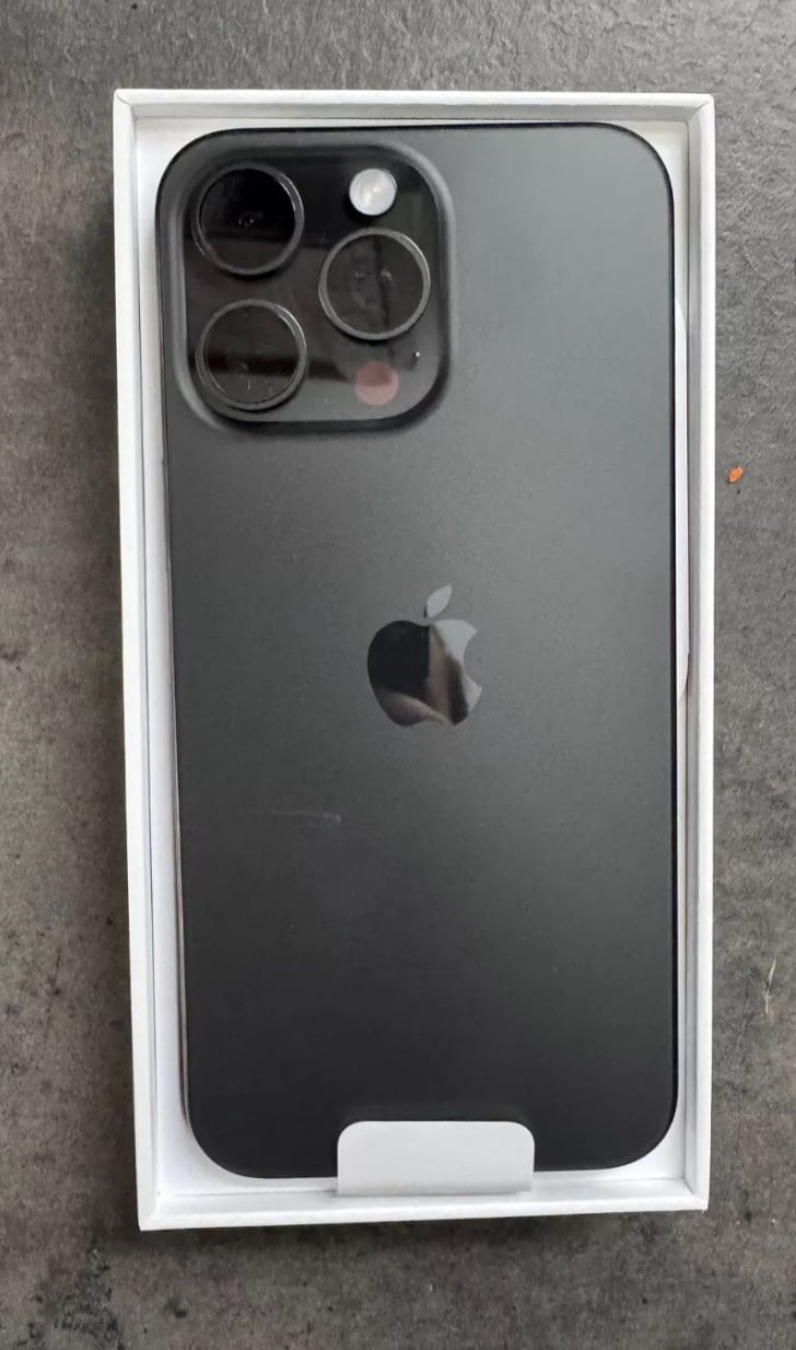 iPhone 15 pro max 1B factory unlocked 7G17