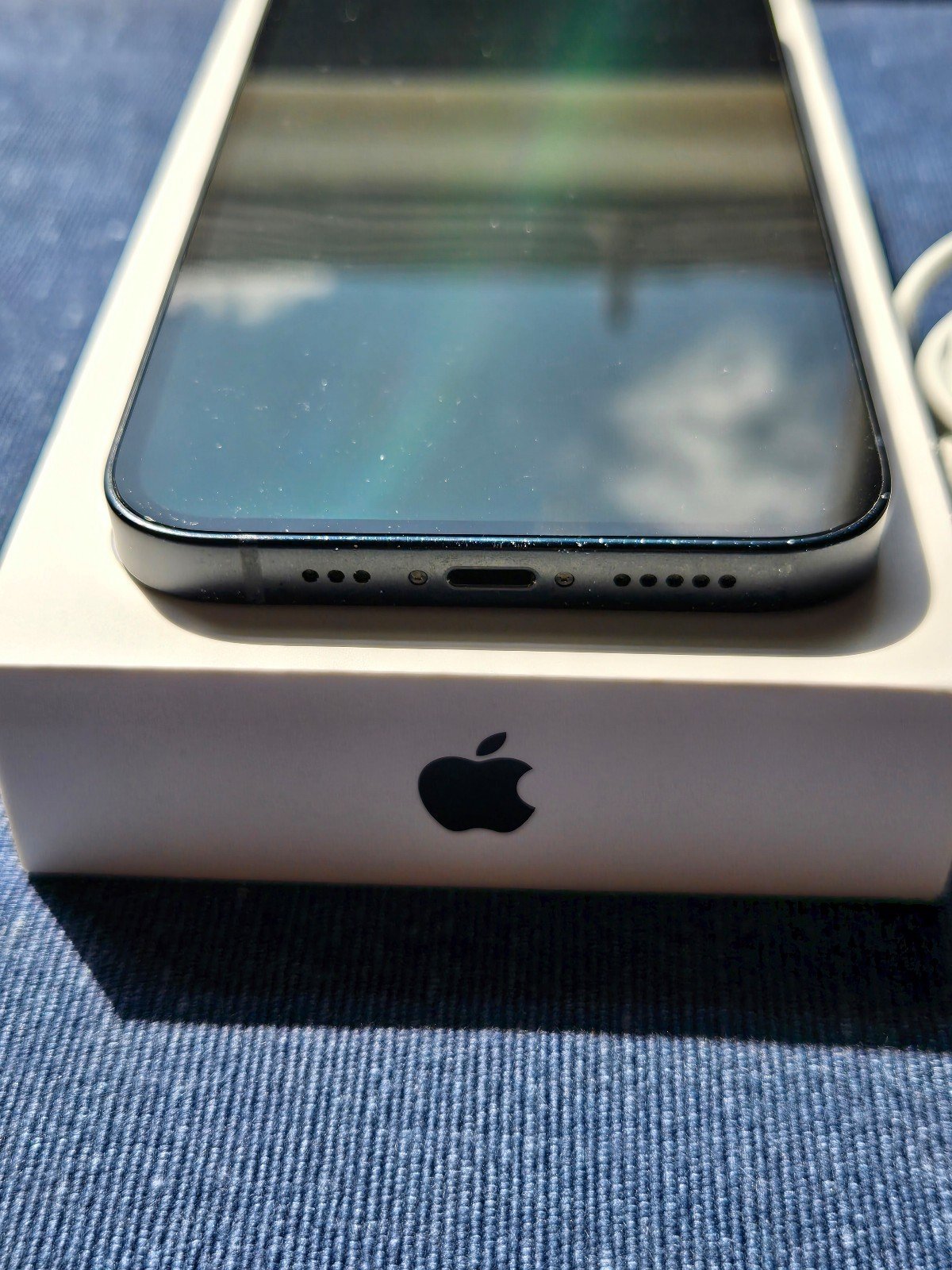 Apple iPhone 14 Unlocked 128GB Midnight Comes With Screen Protector and Charger 2S11