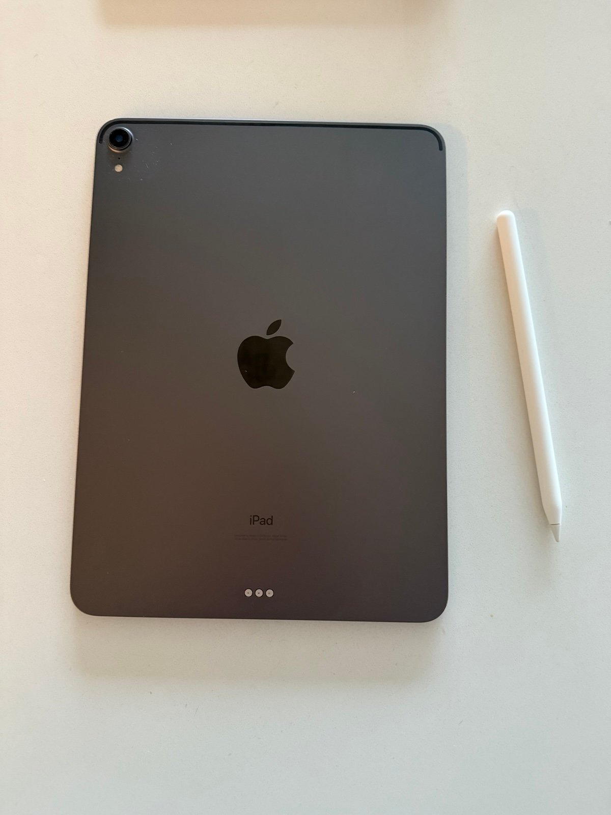 iPad Pro 11” inch 512GB like new with magic keyboard with Apple Pencil MTXT2LL/A 5K67