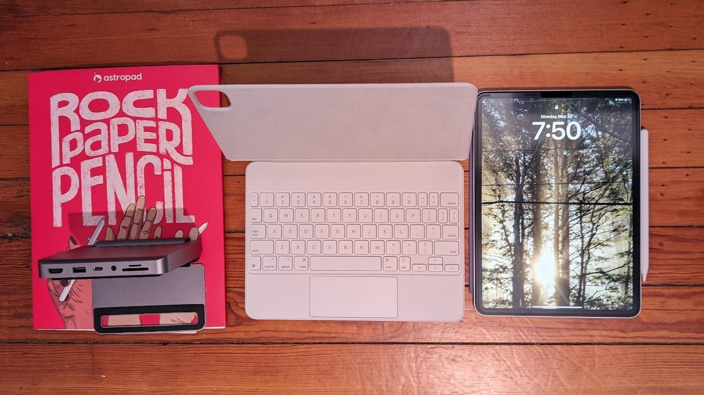 Apple iPad Pro 11-inch with accessories 5P13