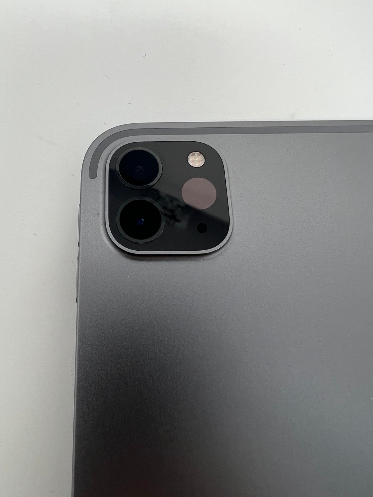 Apple iPad Pro 12.9” inch 6th Generation 1 TB in Space Gray 5E52