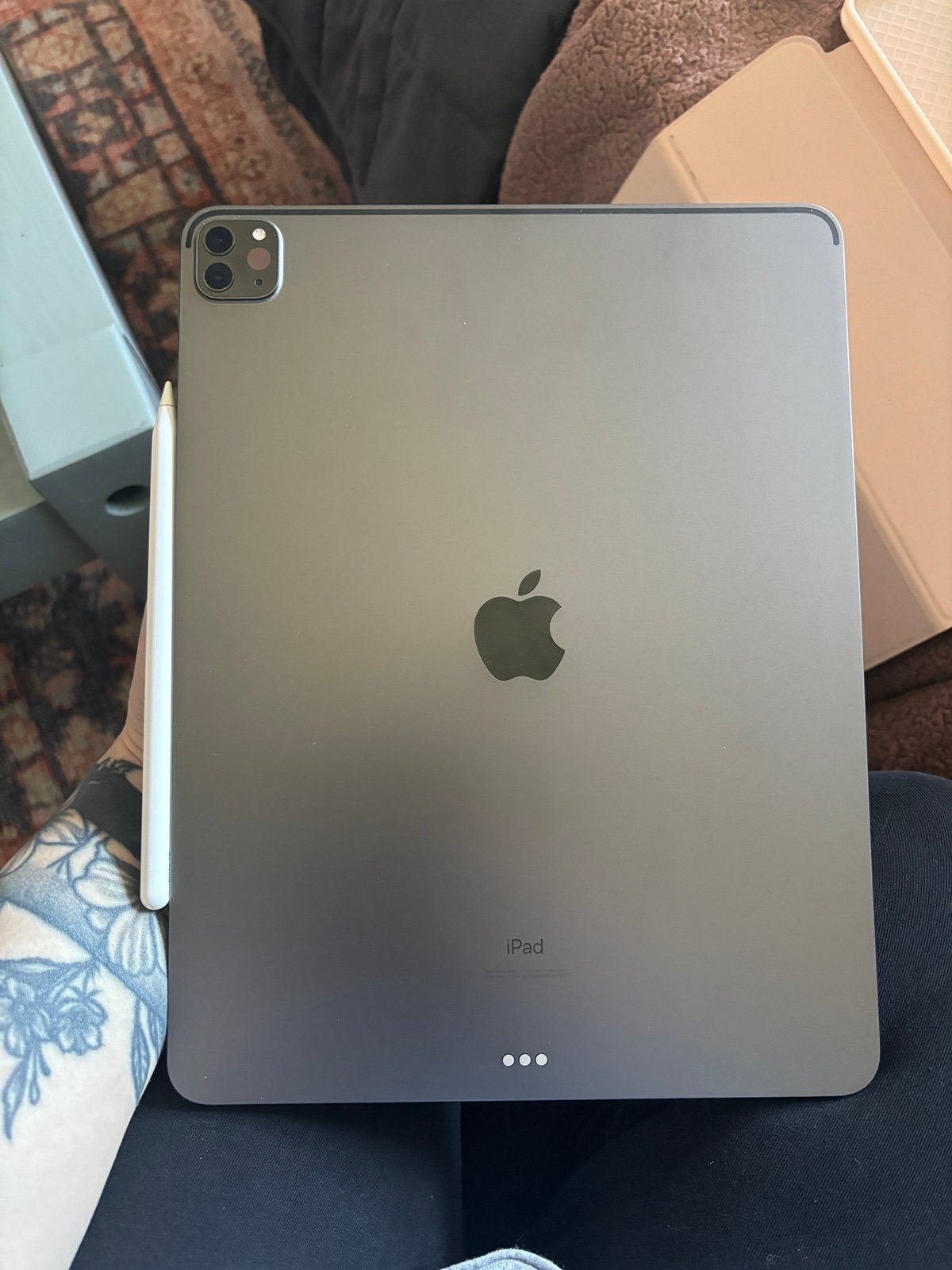 Apple iPad Pro 4th Generation W/Keyboard + Pen 3N37