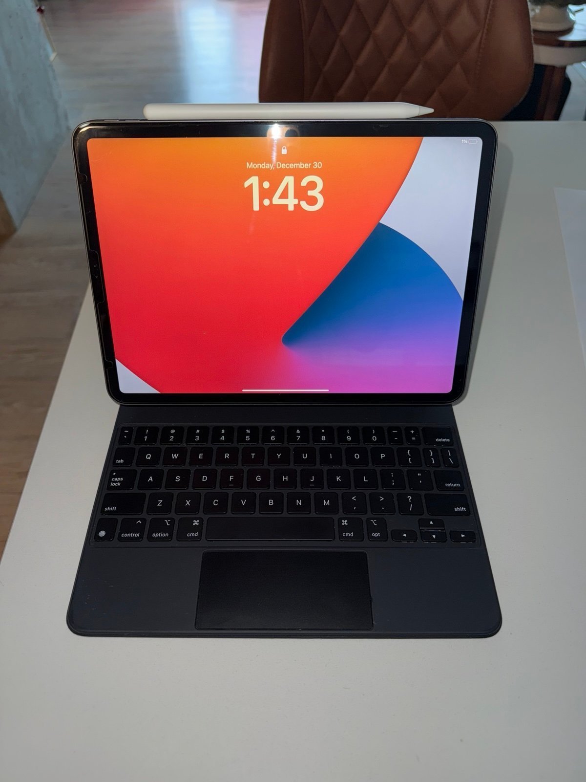 iPad Pro 11” inch 512GB like new with magic keyboard with Apple Pencil MTXT2LL/A 5K67