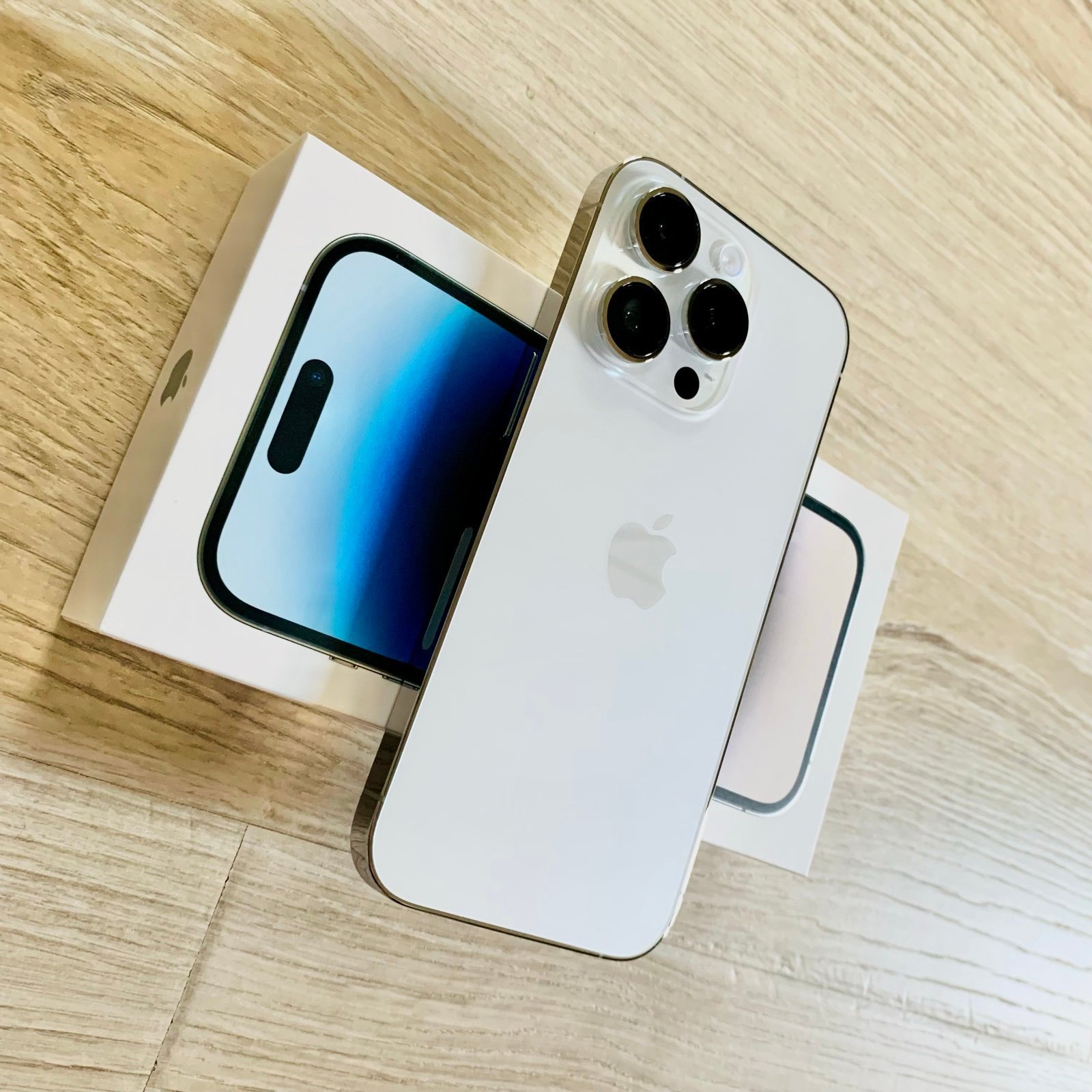 iPhone 14 PRO : 256GB - SILVER / UNLOCKED / APPLE WARRANTY - Like New Condition 7V39