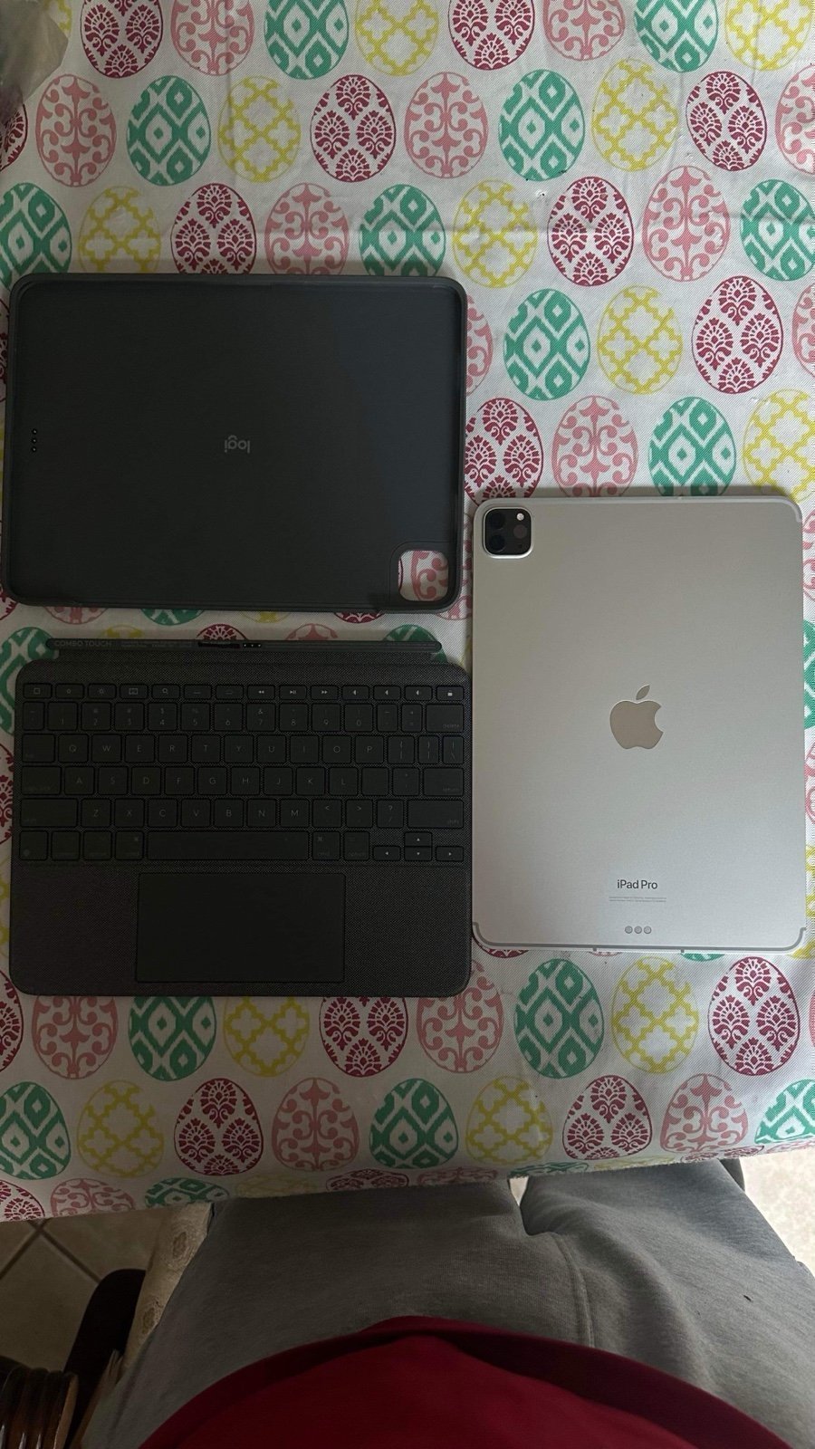 Apple iPad Pro 4th Generation M2 128 GB Silver Cellular w/ Logitech kb case 2P79