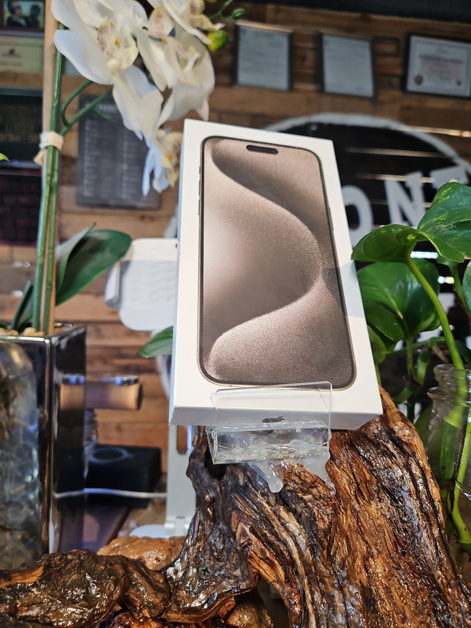 iPhone 15 pro max unlocked 256gb Titanium White unlocked NEW 9P17