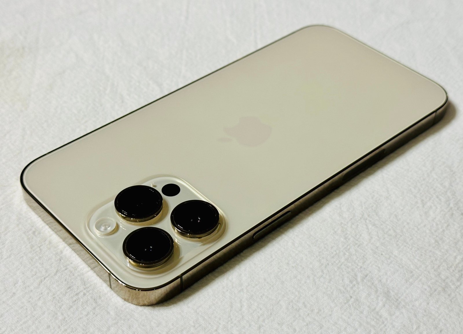 Apple iPhone 14 Pro Max 128GB in Gold (Unlocked) + Accessories 6Q39