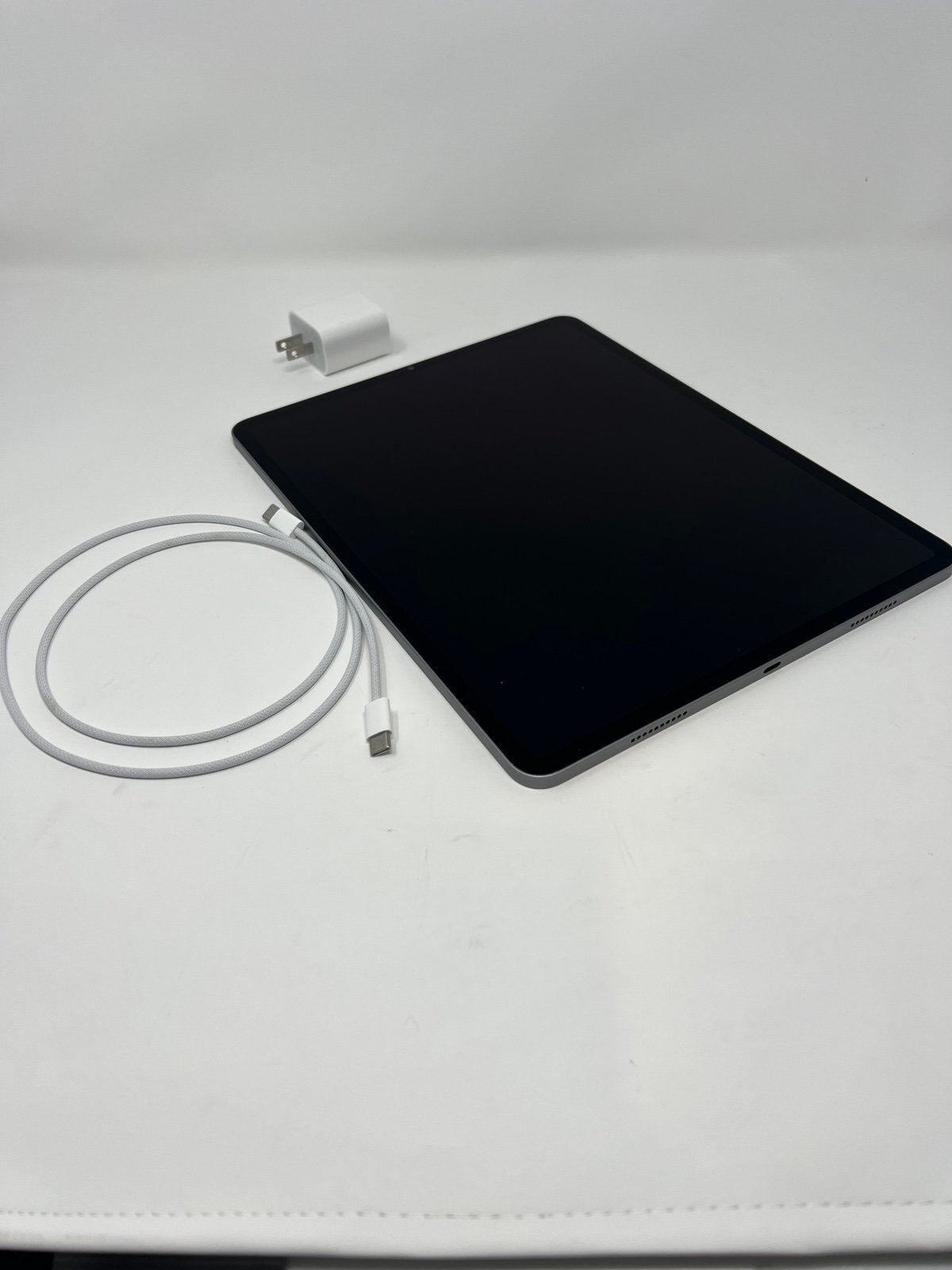 Apple iPad Pro 12.9” inch 6th Generation 1 TB in Space Gray 5E52