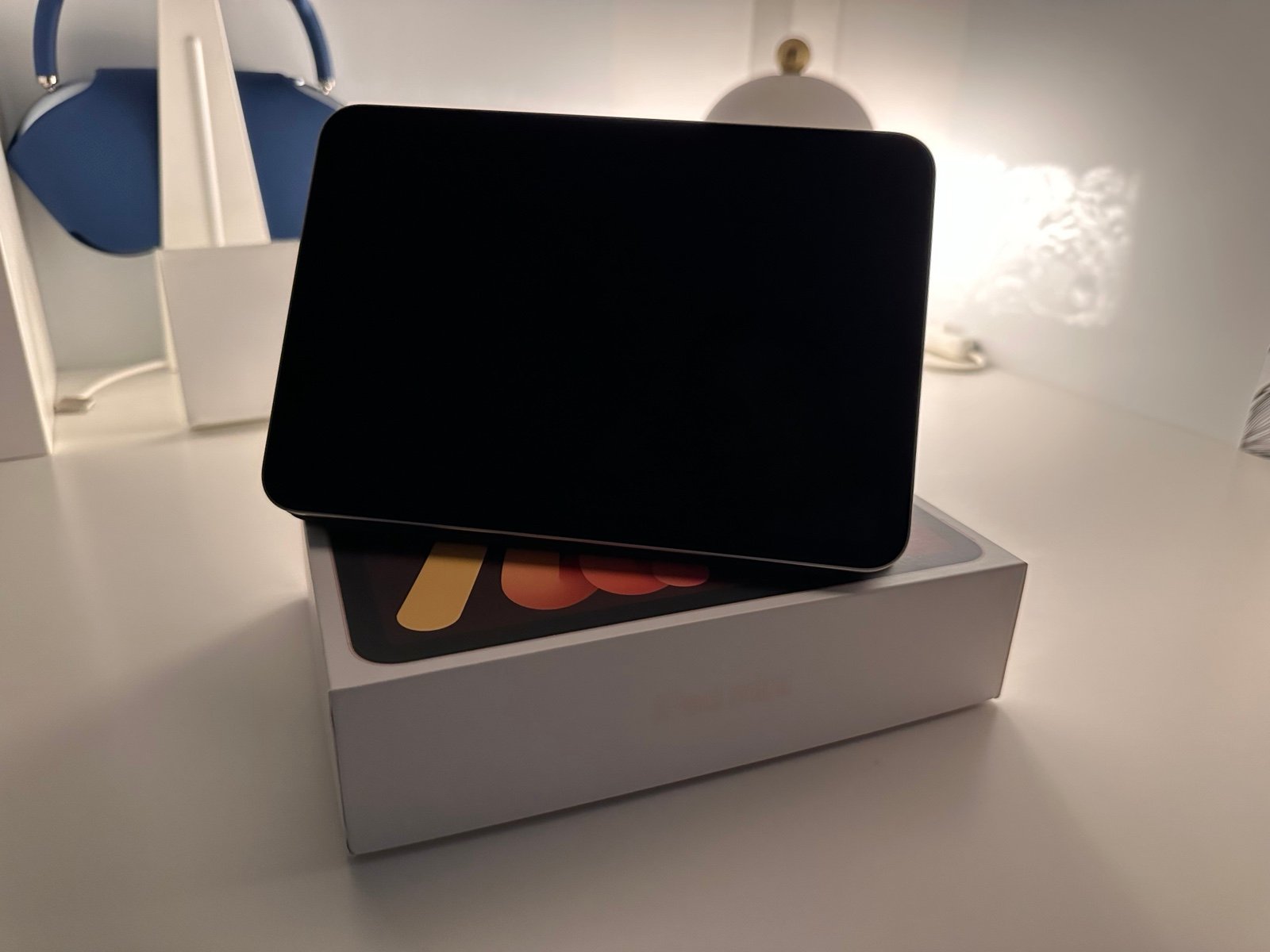 Apple iPad Mini 6th Generation- (Starlight) 64 GB & Original Apple Folio case 1N26