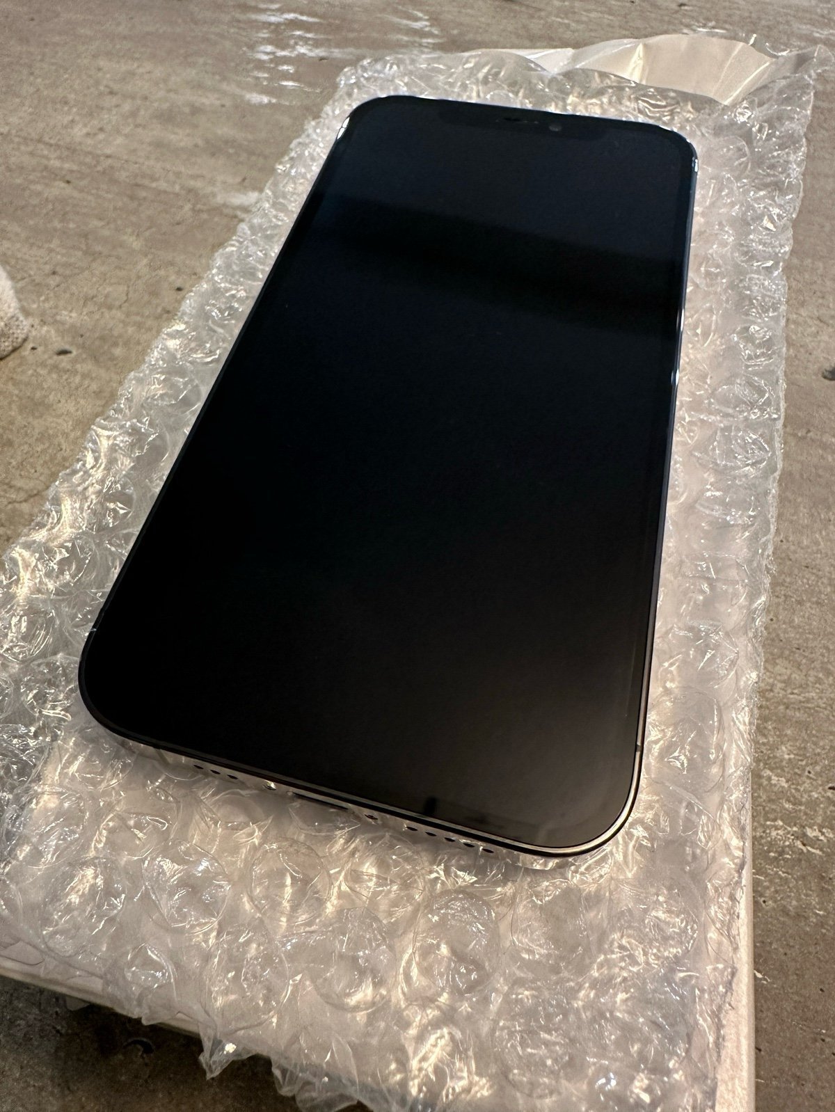 LIKE NEW! Unlocked iPhone 12 Pro 256gb Graphite 9R51