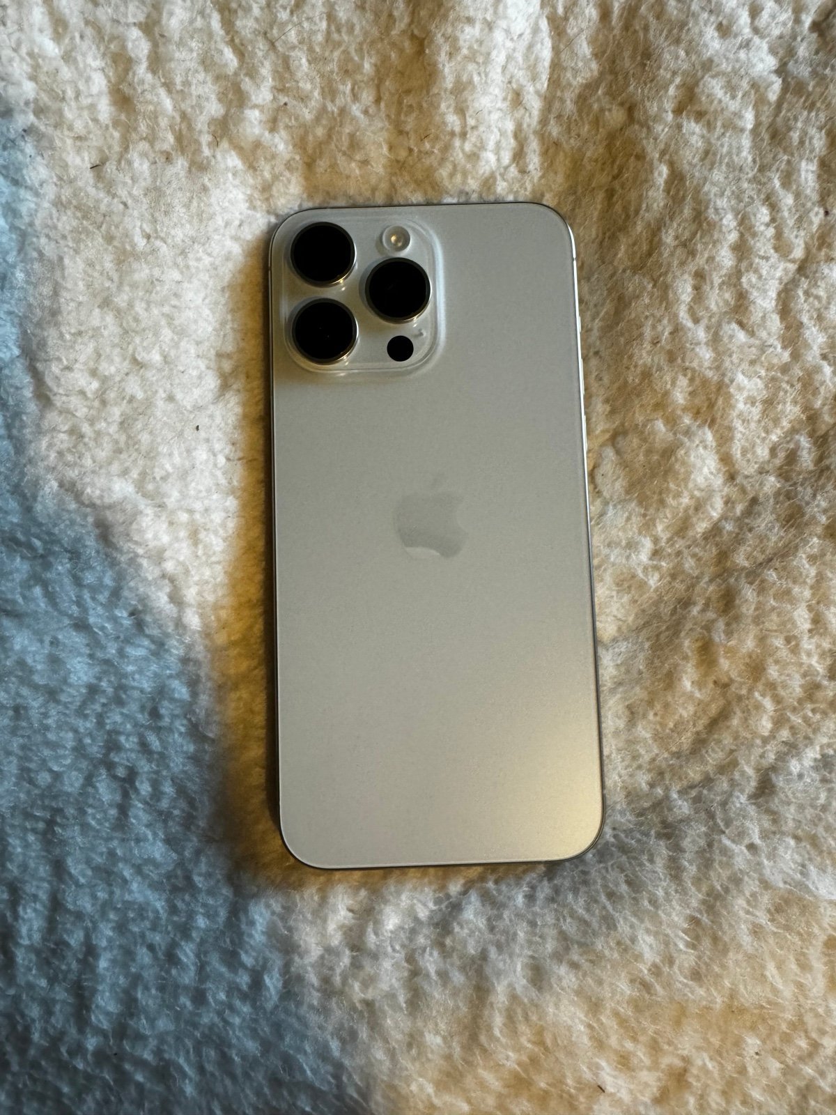 Like new Condition iPhone 15 Pro Max | White Titanium | 256GB | Includes Case 1T75