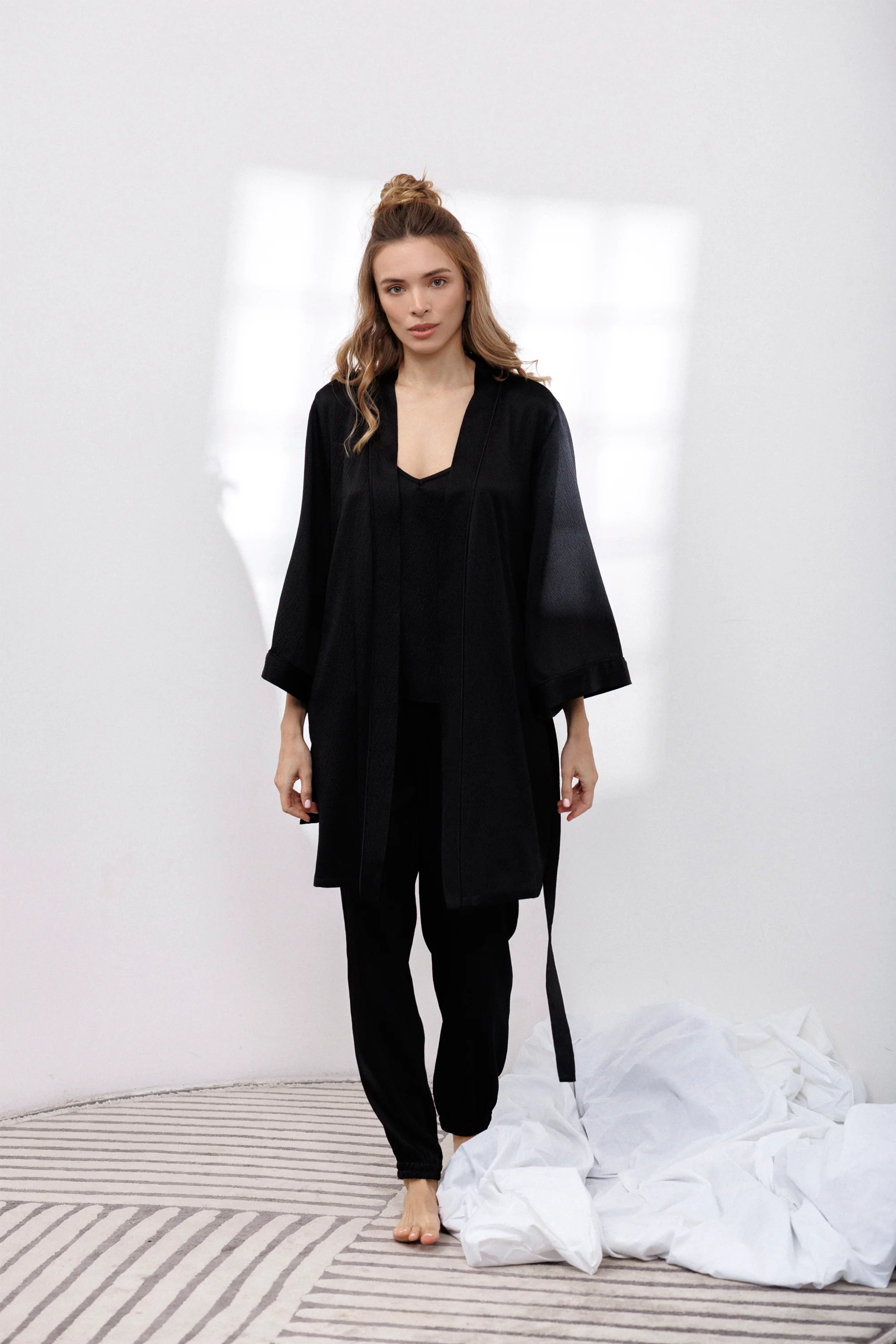 Bubble Silk Short Robe in Black
