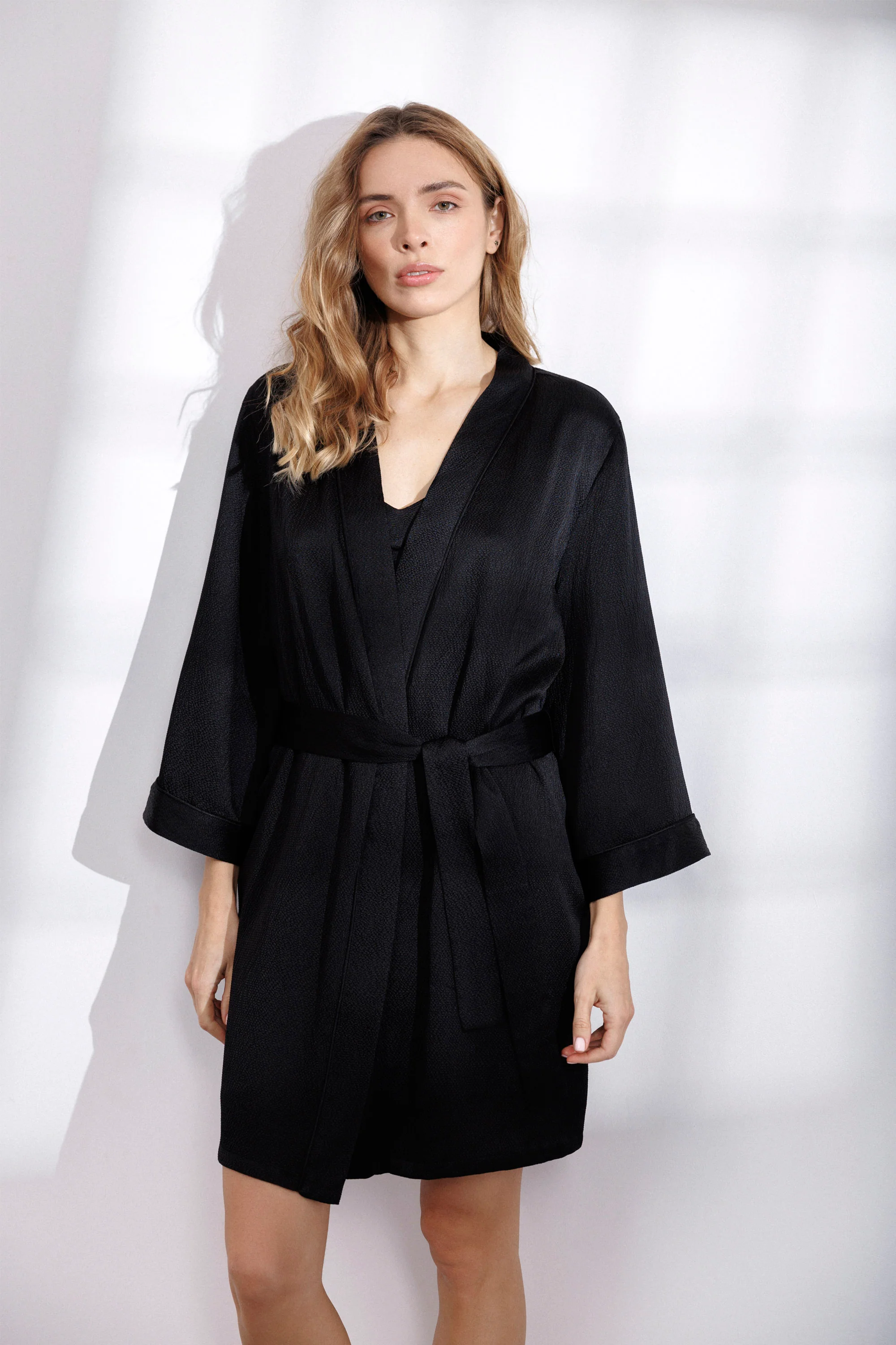 Bubble Silk Short Robe in Black