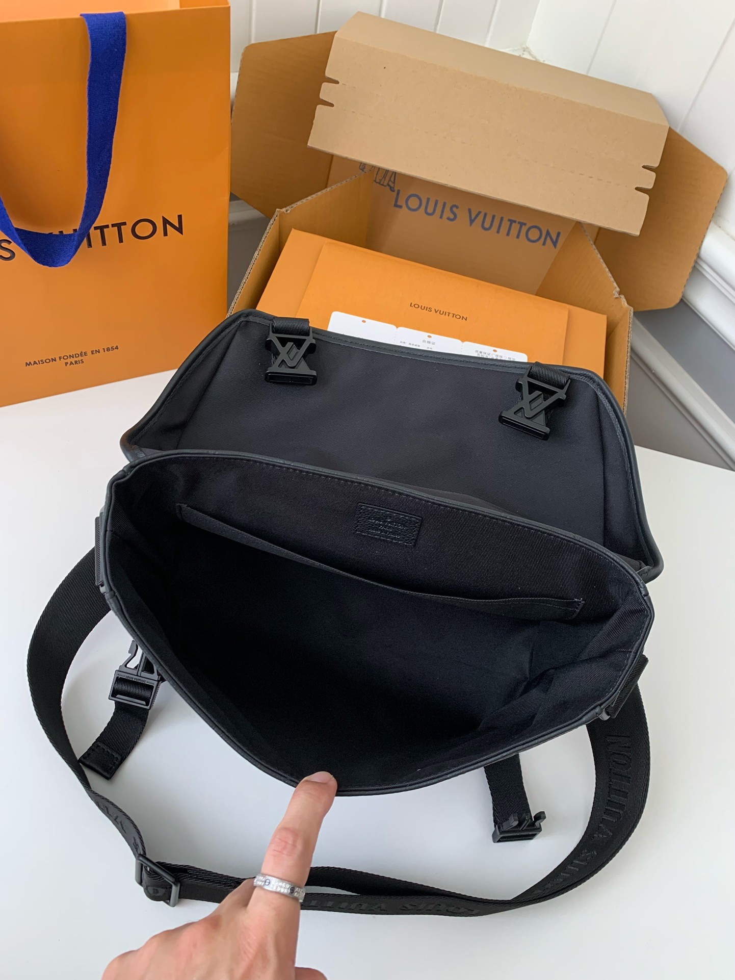 New Louis Vuitton VOYAGER small men's messenger bag M25121