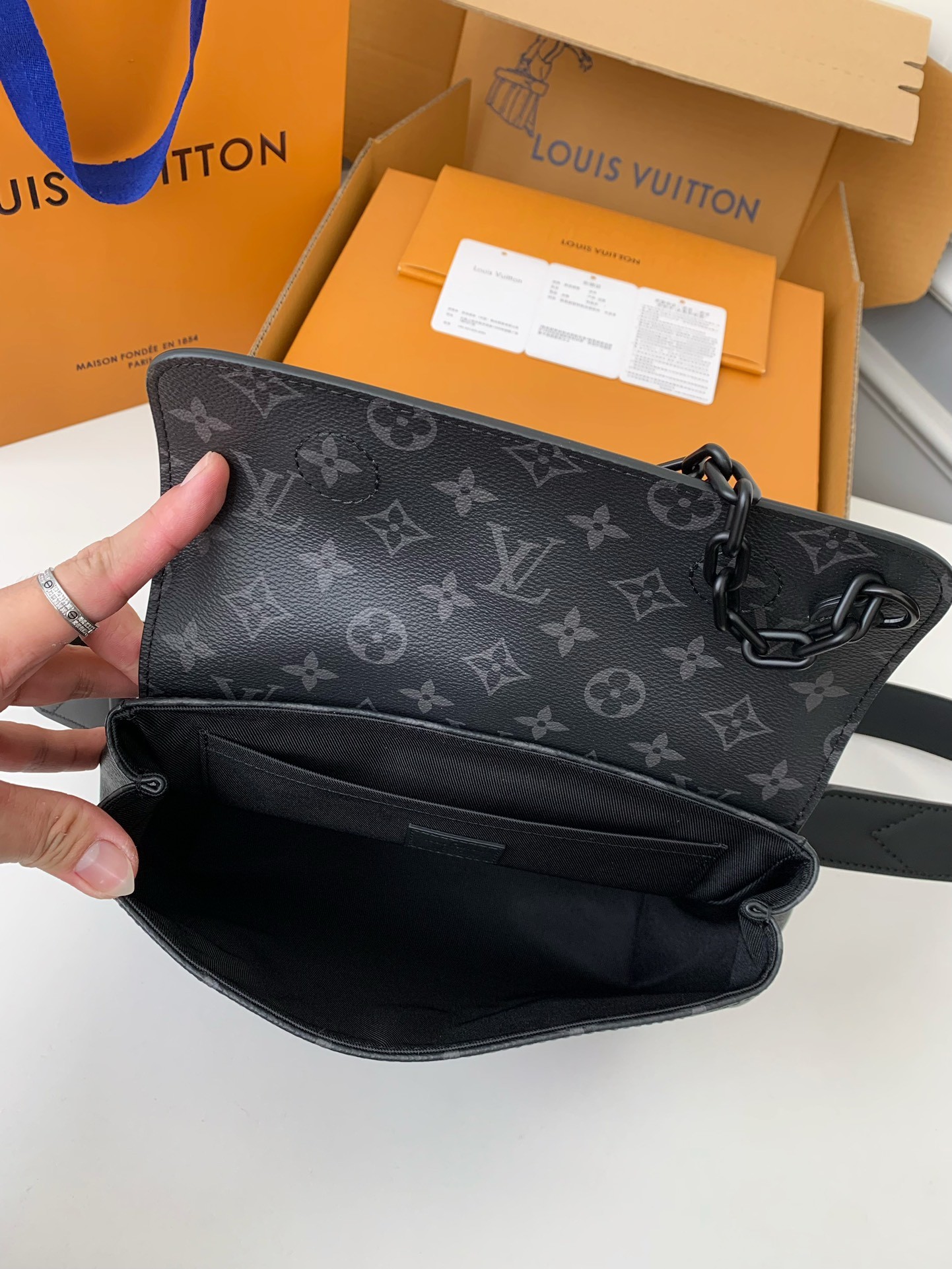 Louis Vuitton's new Sac Plat HorizontalZippé men's black flower briefcase M45165