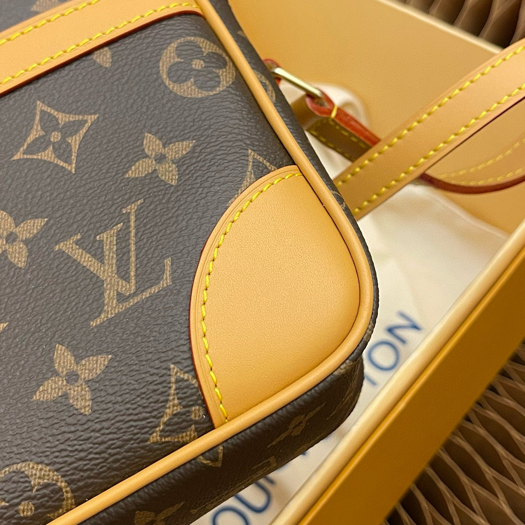 LOUIS VUITTON Trocadero