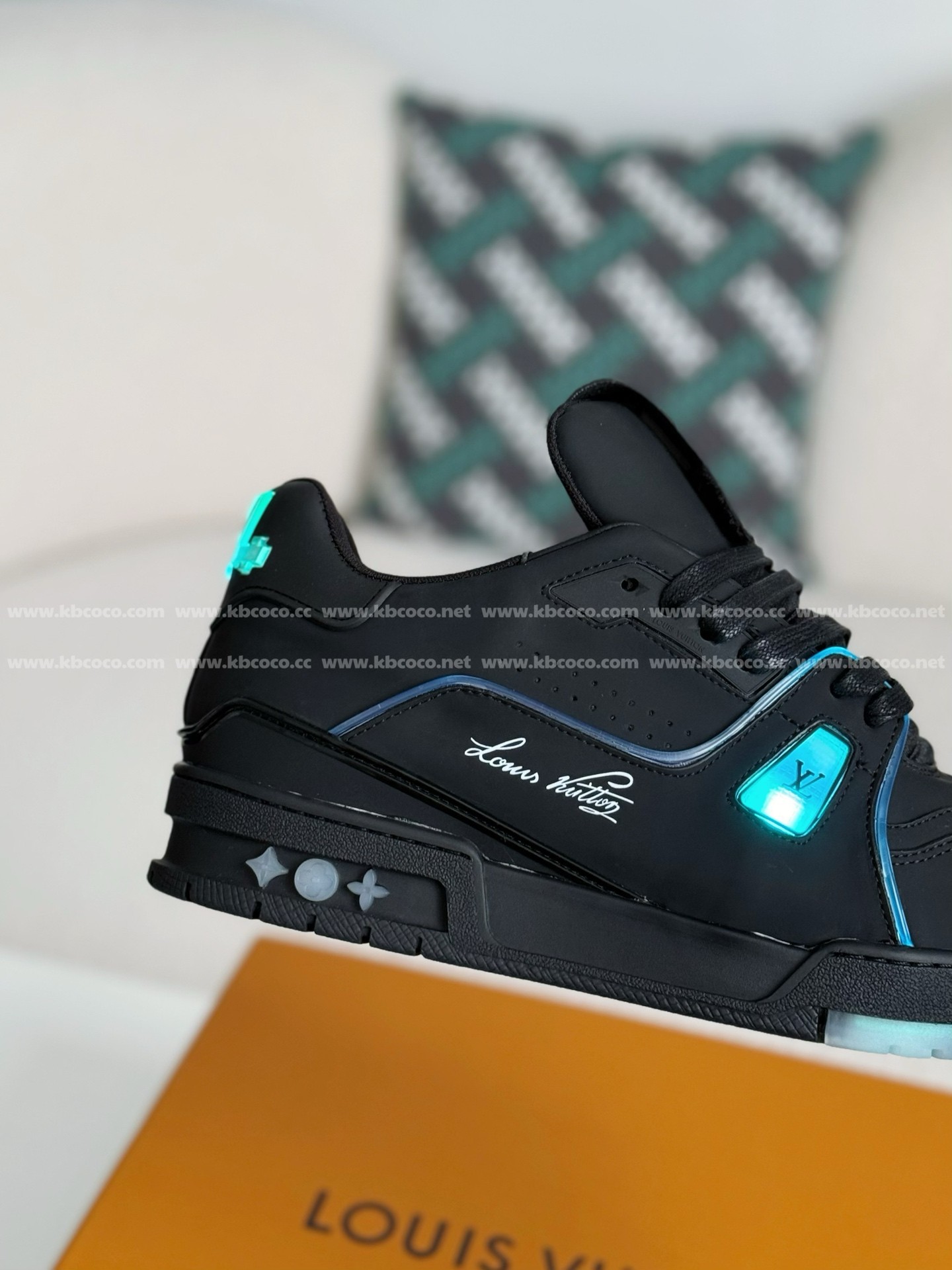 【#4560】 LOUIS VUITTON LED TRAINER SNEAKERS