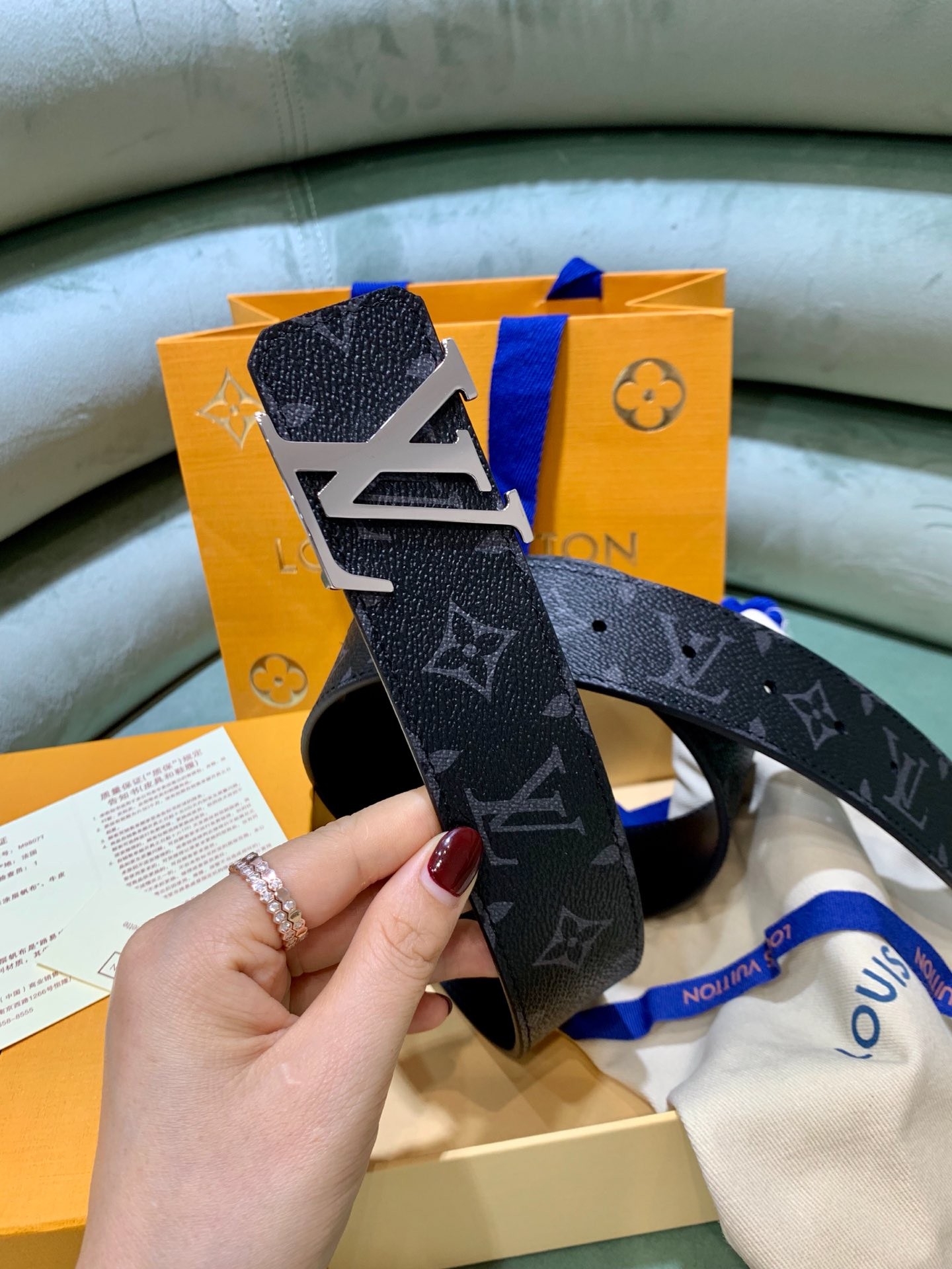 【#1318】 Louis Vuitton LV men's belt lNITIALES M9043T