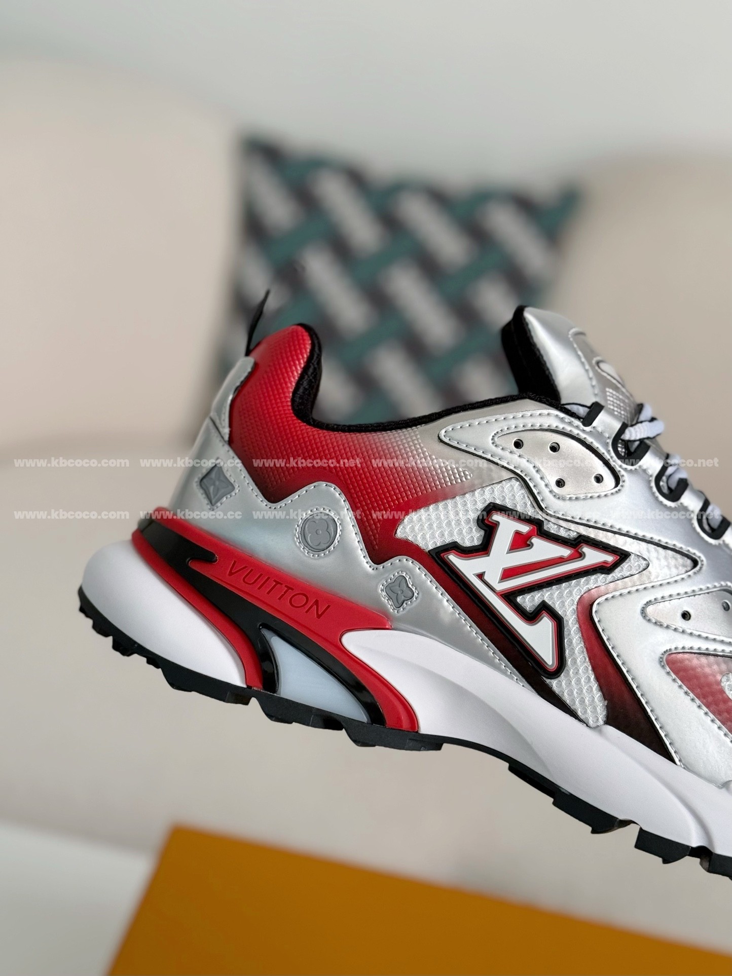 【#4187】 LOUIS VUITTON RUNNER SNEAKERS